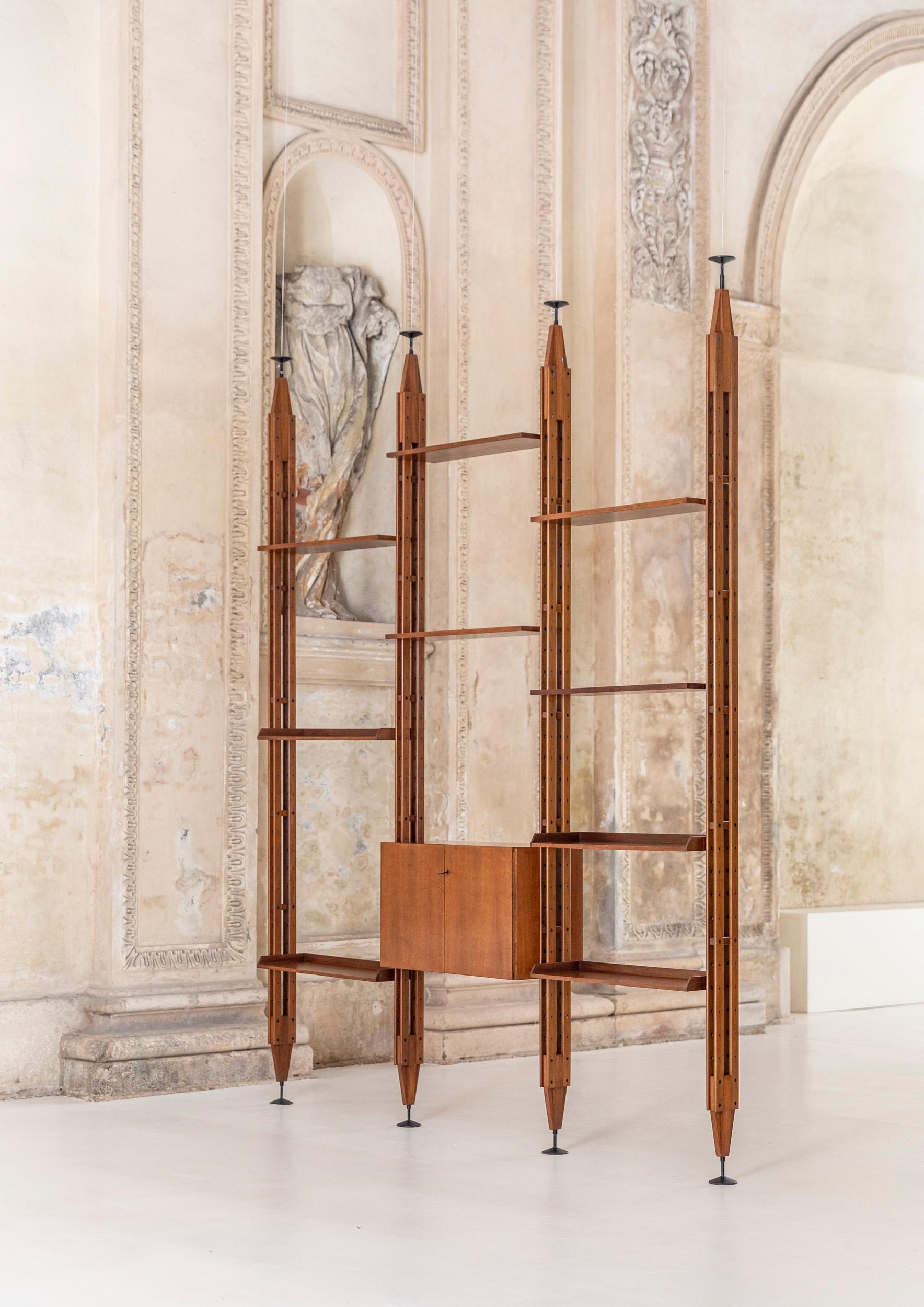 Modular bookcase designed by Franco Albini in 1956 for Poggi Pavia.
An extremely flexible bookcase, with different modular options, suited to being against a wall or as a room partition. Franco Albini designed this piece in 1956 using a solid wood