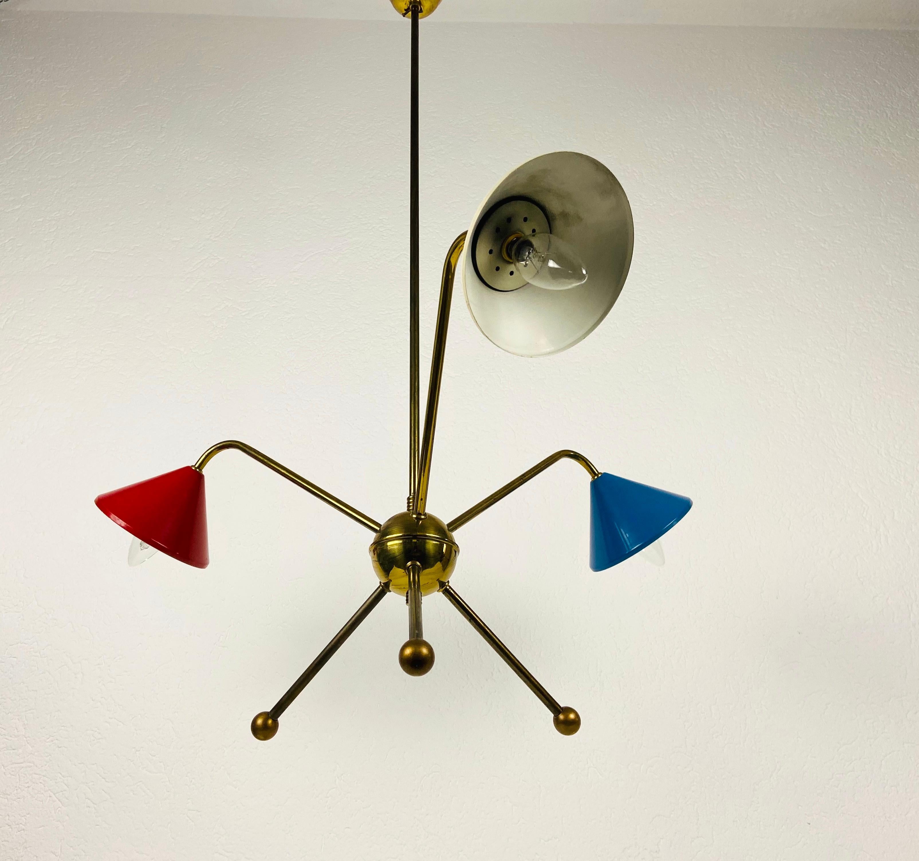 Italian Midcentury Brass 3-Arm Chandelier Attr. to Arredoluce, Italy, 1950s In Good Condition For Sale In Hagenbach, DE