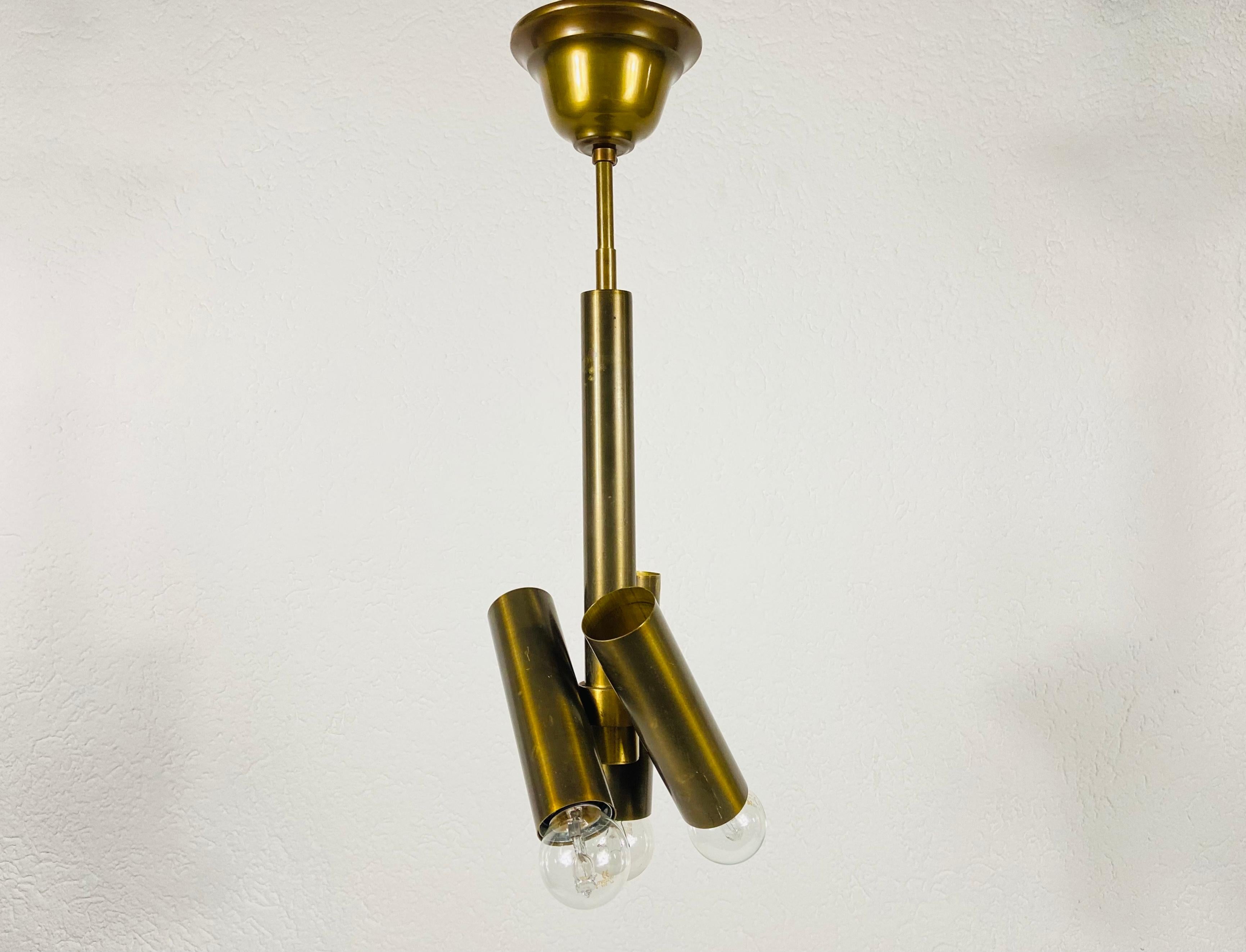 Italian Midcentury Brass 3-Arm Chandelier in the style of Stilnovo, Italy, 1950s In Good Condition For Sale In Hagenbach, DE