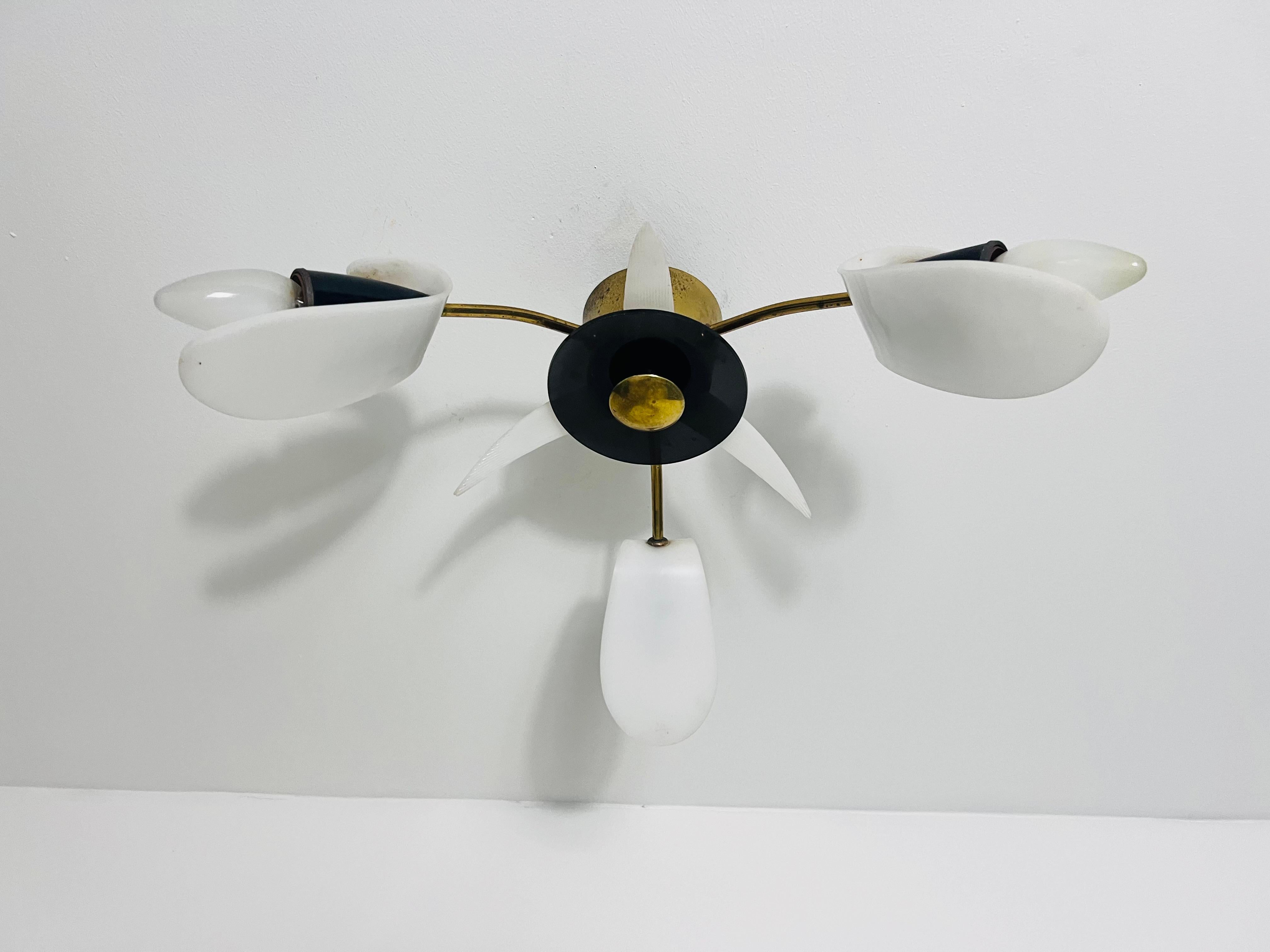 Italian Midcentury Brass 3-Arm Sputnik Chandelier, 1950s In Good Condition For Sale In Hagenbach, DE