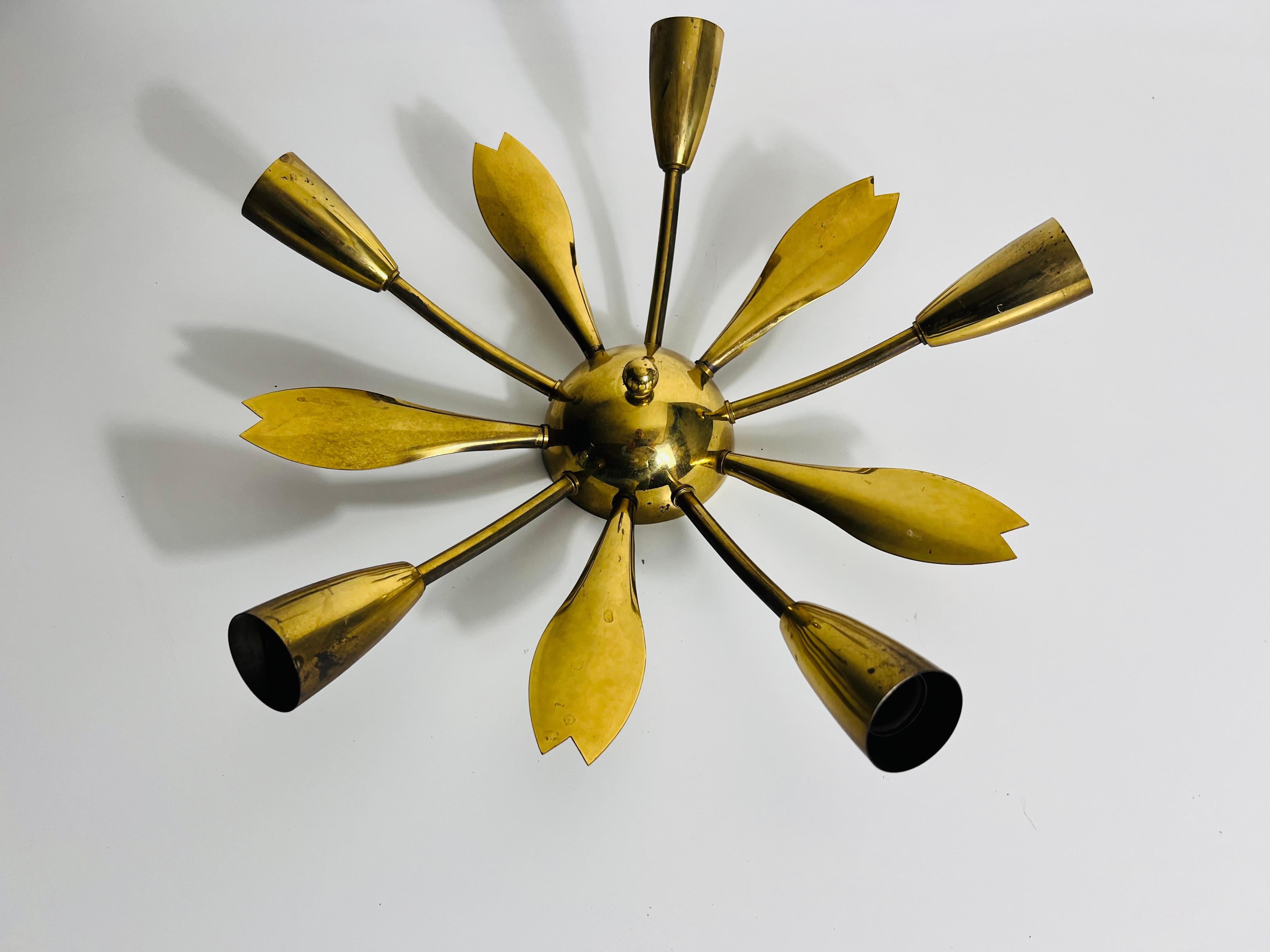 Italian Midcentury Brass 5-Arm Sputnik Chandelier, 1950s In Good Condition For Sale In Hagenbach, DE