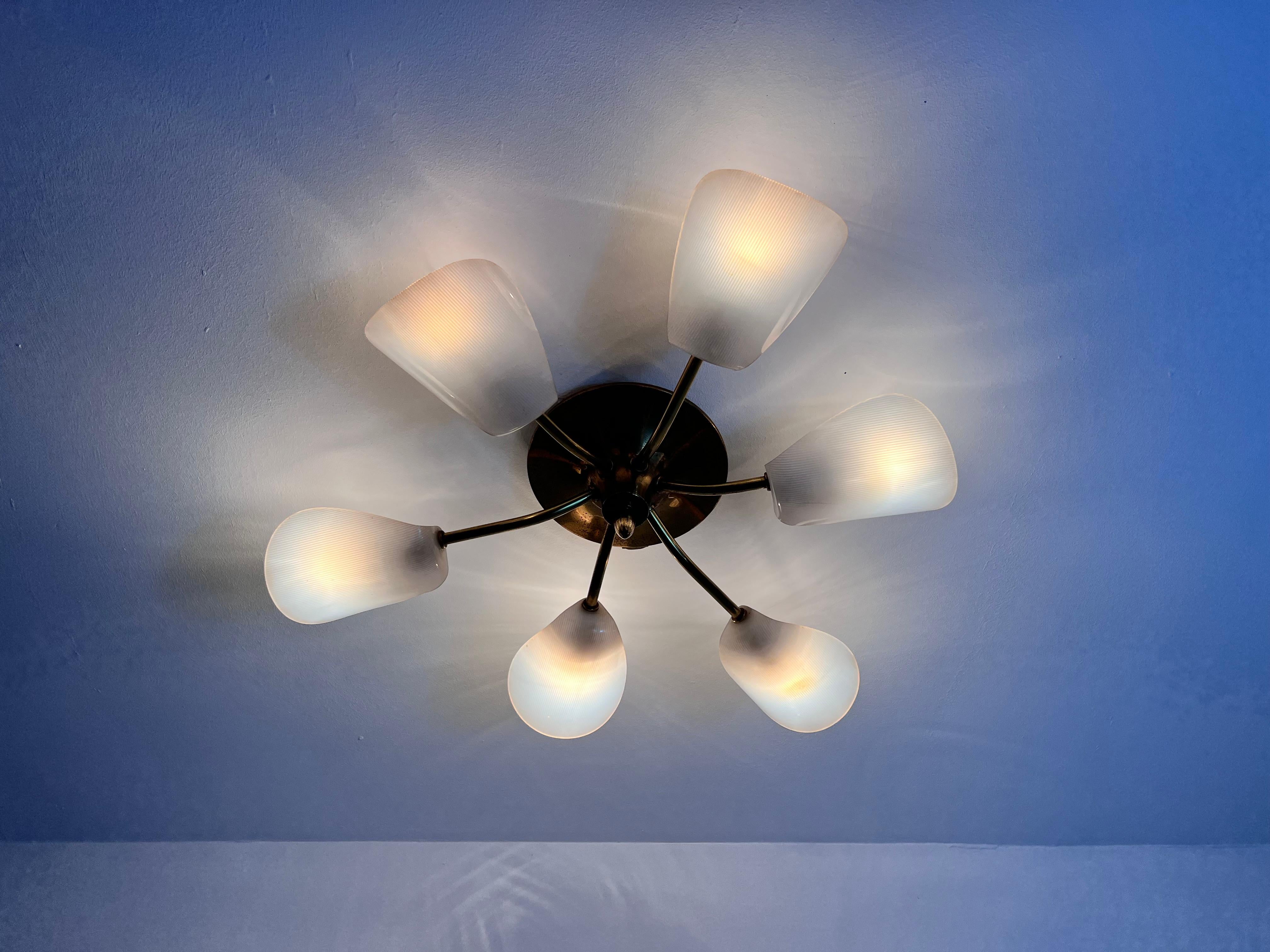 Lampadario italiano a 6 bracci Sputnik in ottone del Medioevo, anni '50 in vendita 3