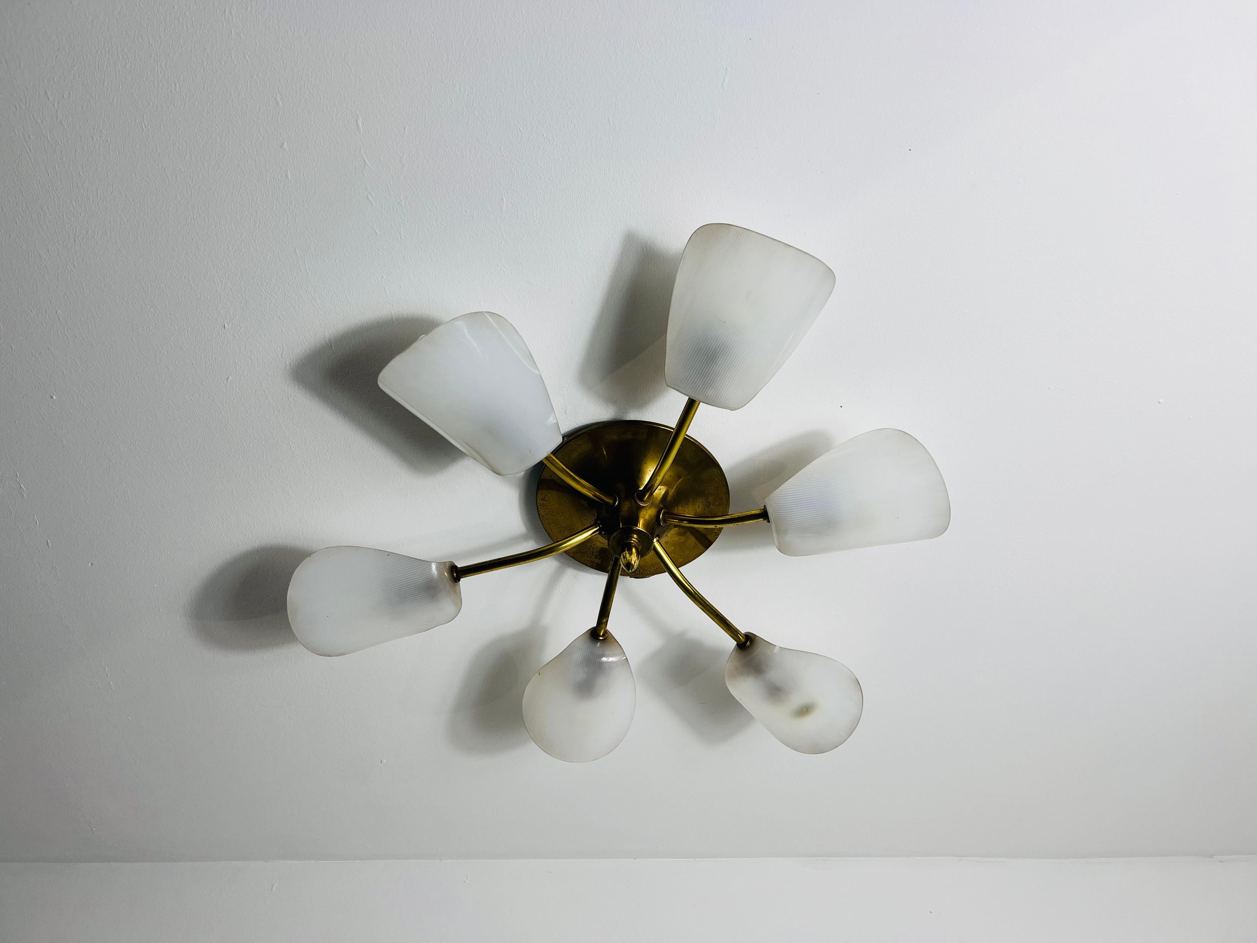Mid-Century moderno Lampadario italiano a 6 bracci Sputnik in ottone del Medioevo, anni '50 in vendita