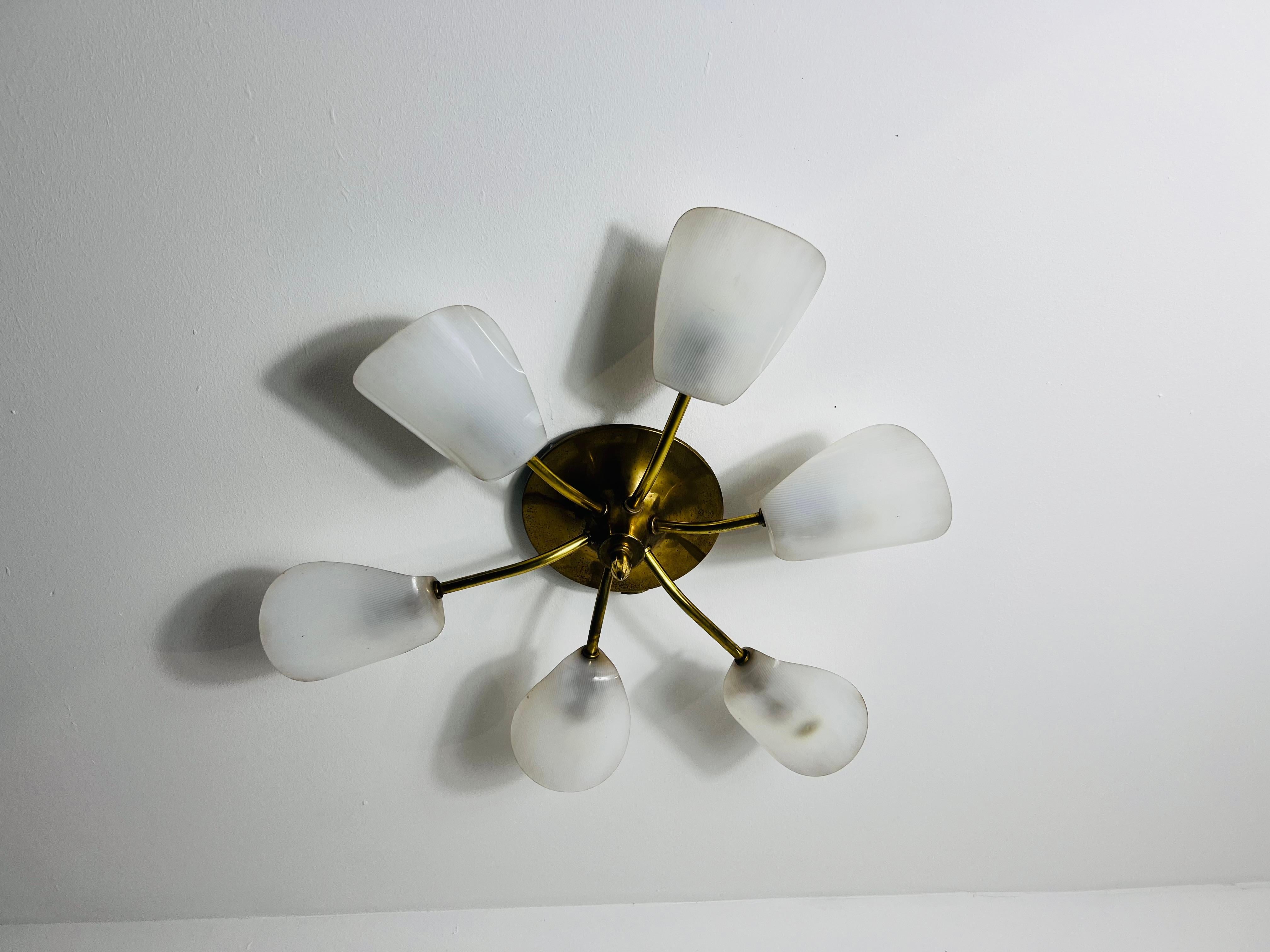 Italiano Lampadario italiano a 6 bracci Sputnik in ottone del Medioevo, anni '50 in vendita
