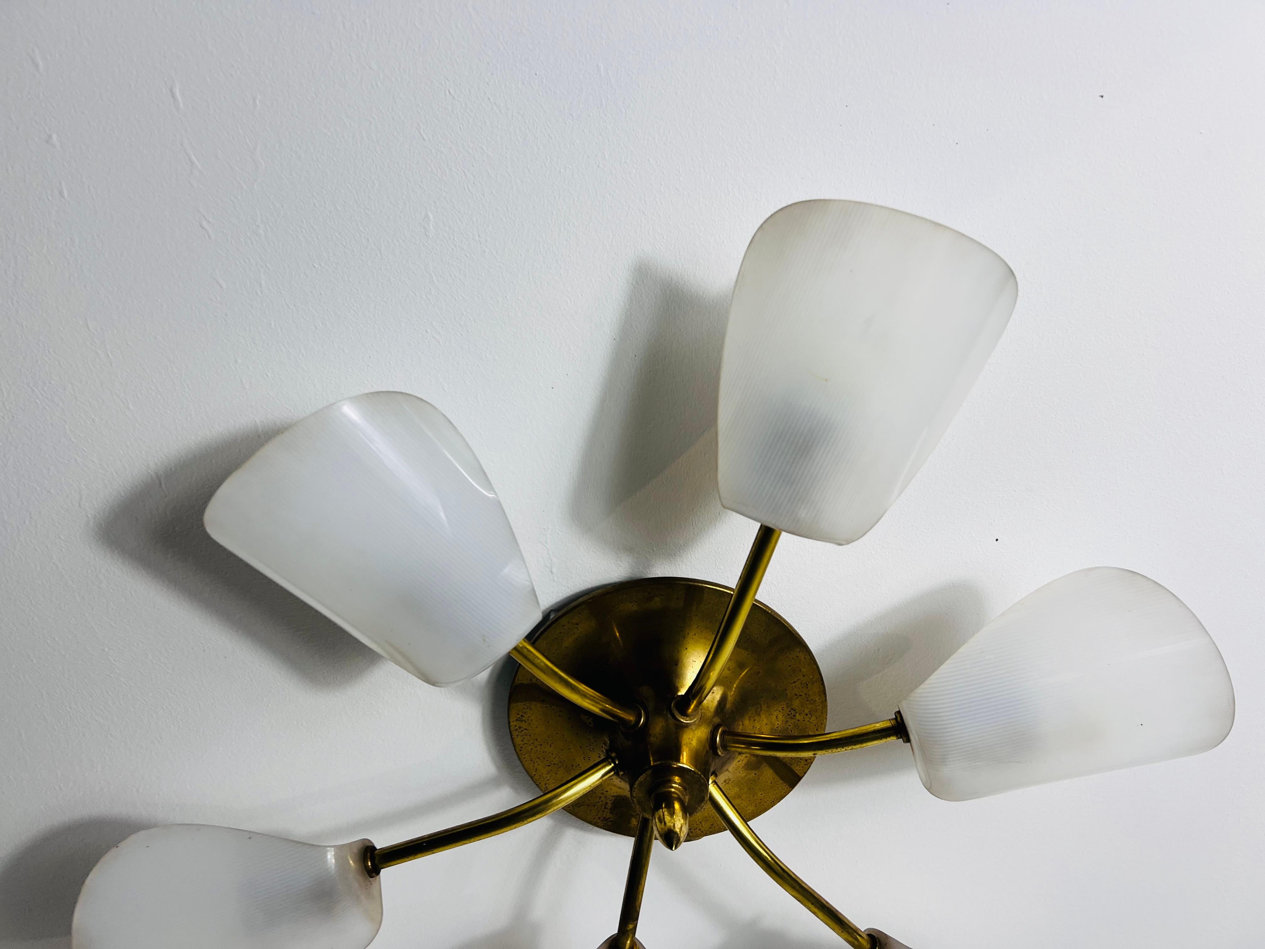 Lampadario italiano a 6 bracci Sputnik in ottone del Medioevo, anni '50 In condizioni buone in vendita a Hagenbach, DE