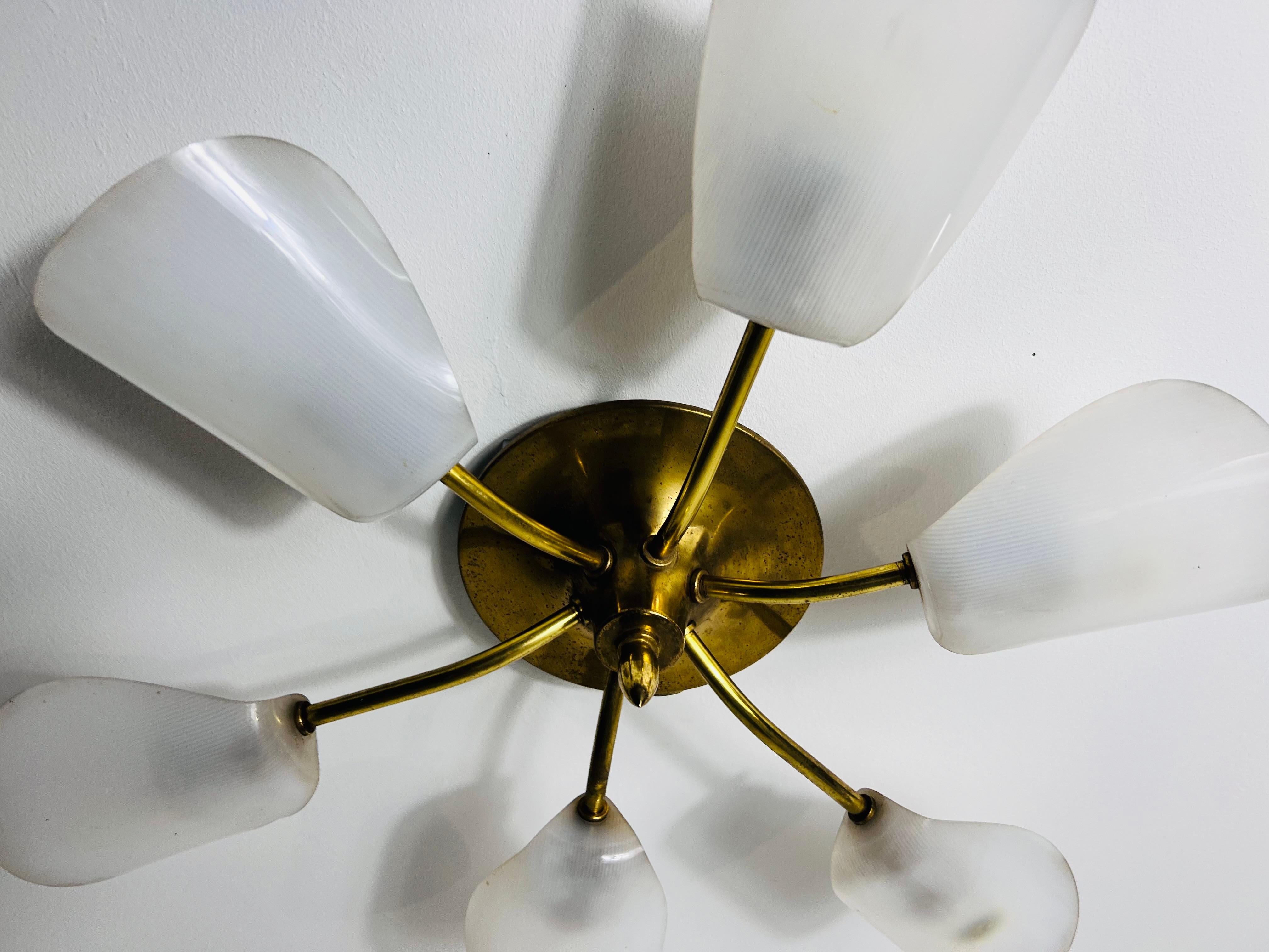 Metà XX secolo Lampadario italiano a 6 bracci Sputnik in ottone del Medioevo, anni '50 in vendita