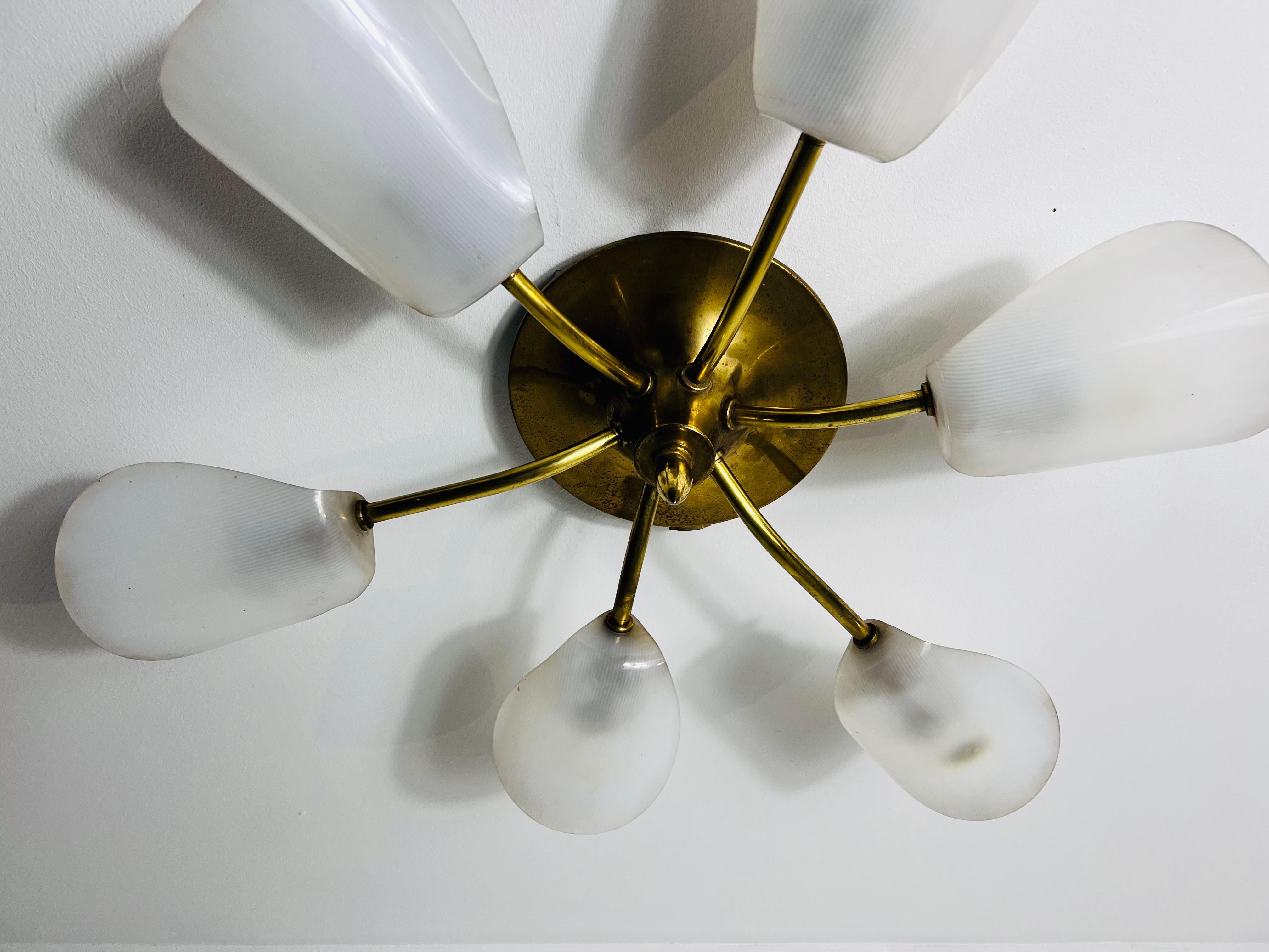 Metallo Lampadario italiano a 6 bracci Sputnik in ottone del Medioevo, anni '50 in vendita