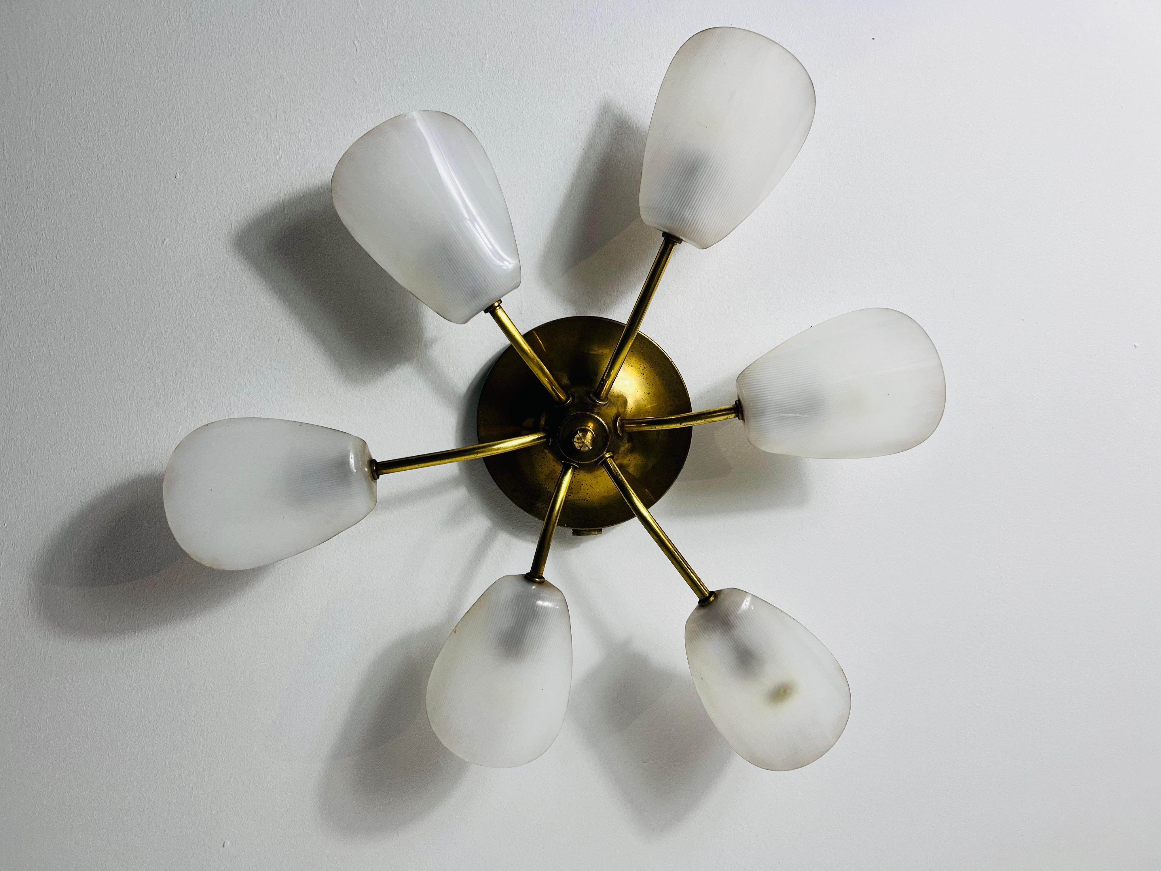 Lampadario italiano a 6 bracci Sputnik in ottone del Medioevo, anni '50 in vendita 1