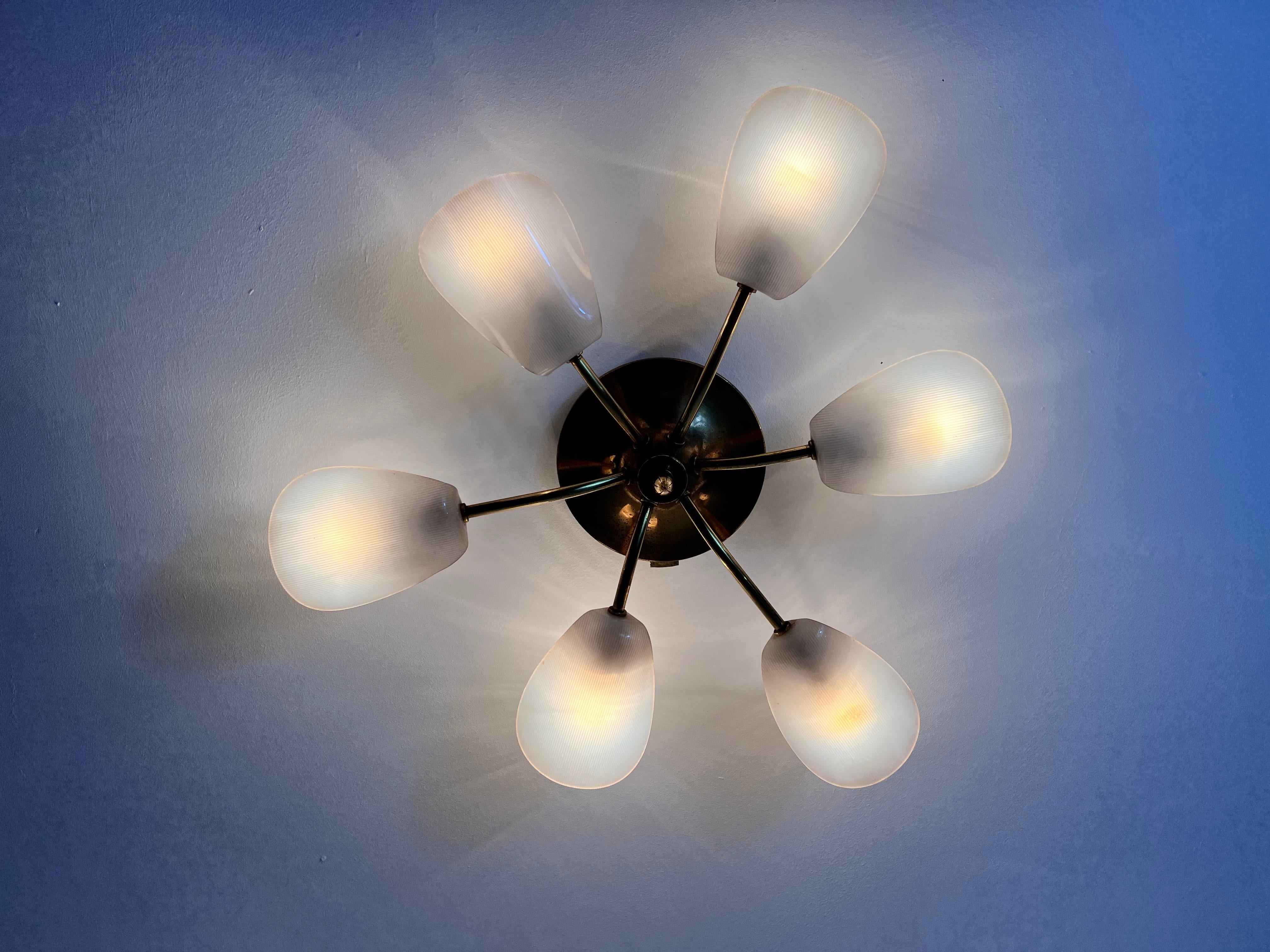 Lampadario italiano a 6 bracci Sputnik in ottone del Medioevo, anni '50 in vendita 2