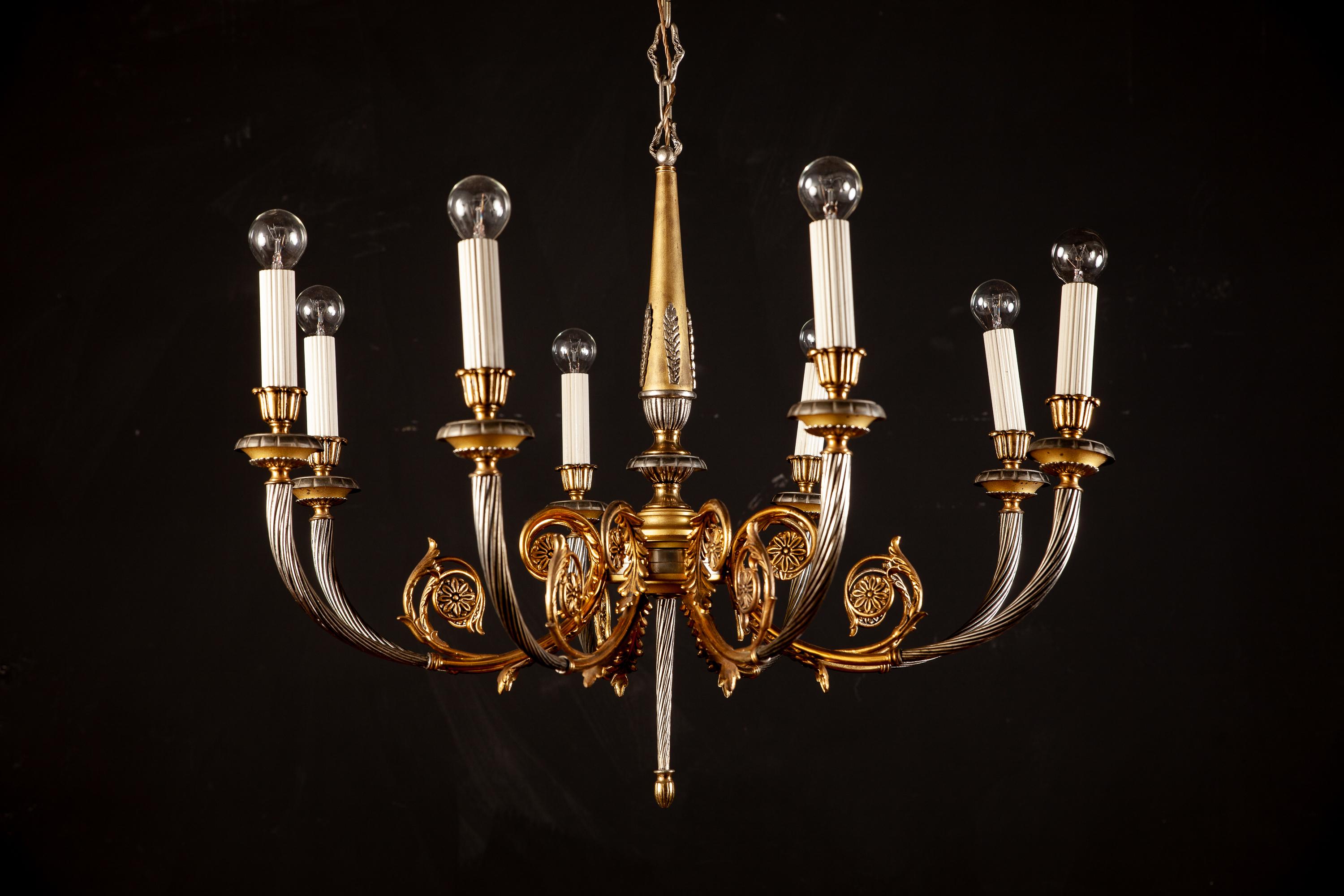 Elegante achtarmige Leuchte aus der Mitte des Jahrhunderts in perfektem Vintage-Zustand.
E14-Glühbirnen Für US-Normen verdrahtet.