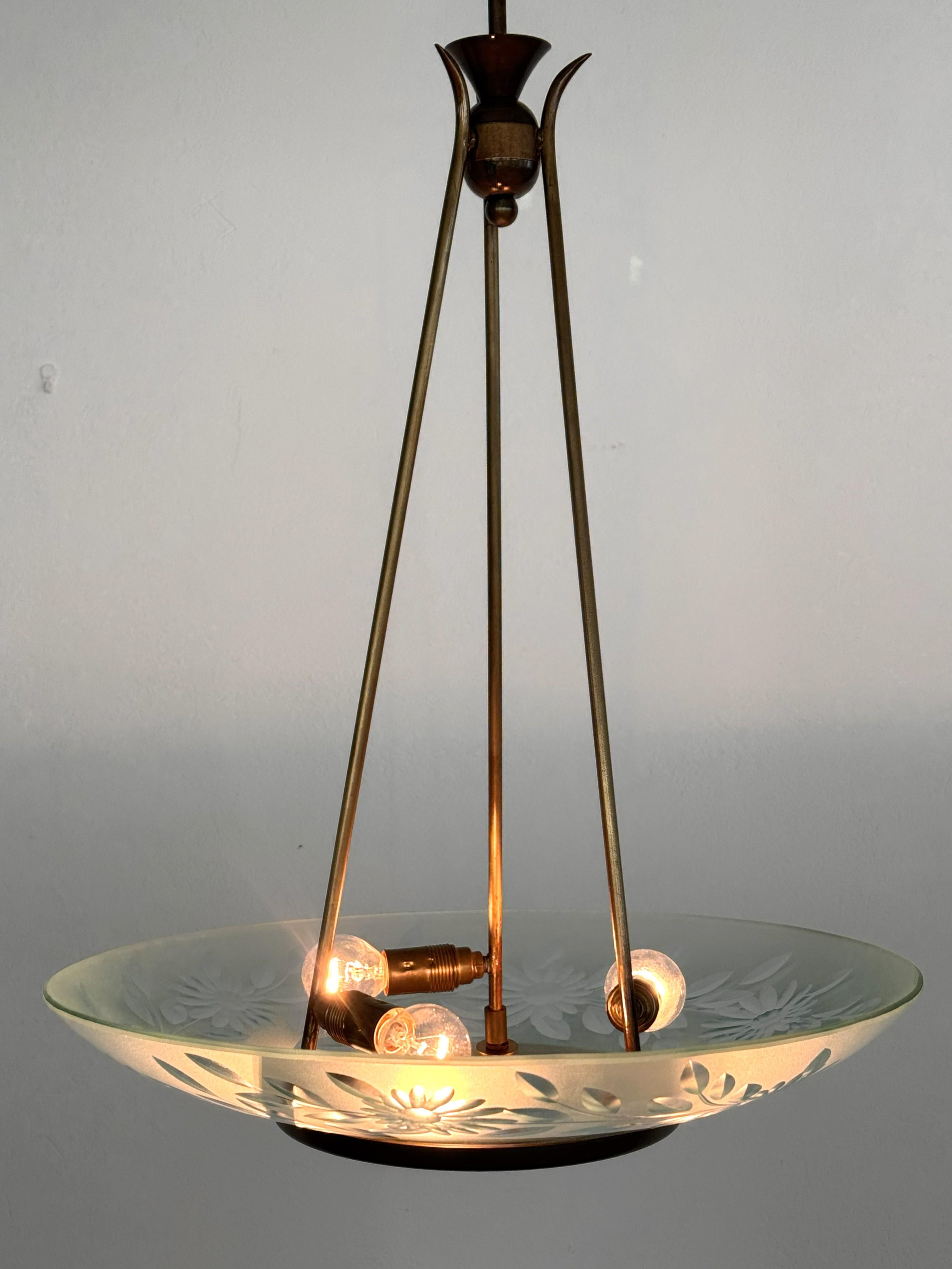 Lustre italien du milieu du siècle en laiton et verre de cristal de style Pietro Chiesa en vente 3