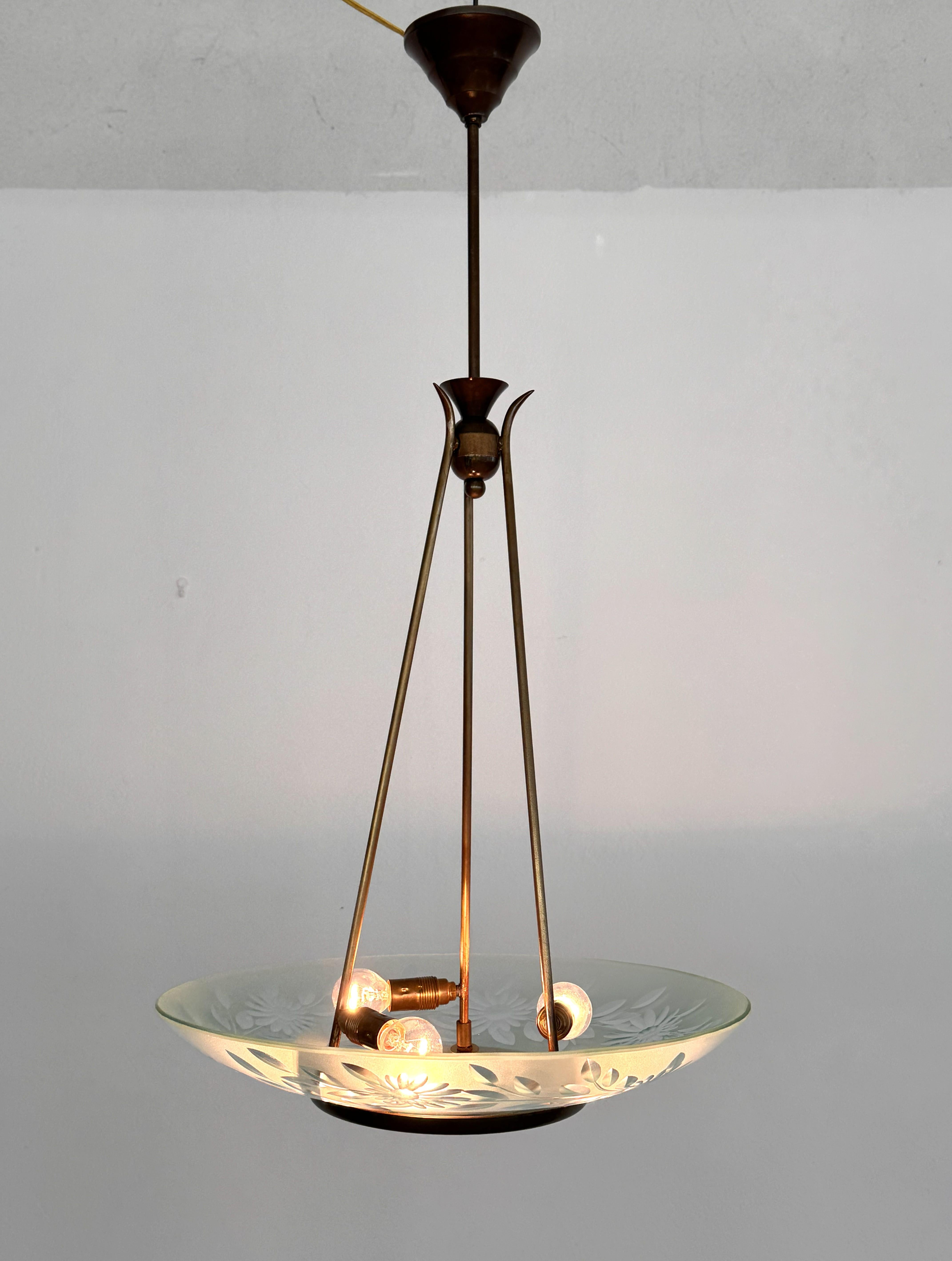 Lustre italien du milieu du siècle en laiton et verre de cristal de style Pietro Chiesa en vente 4