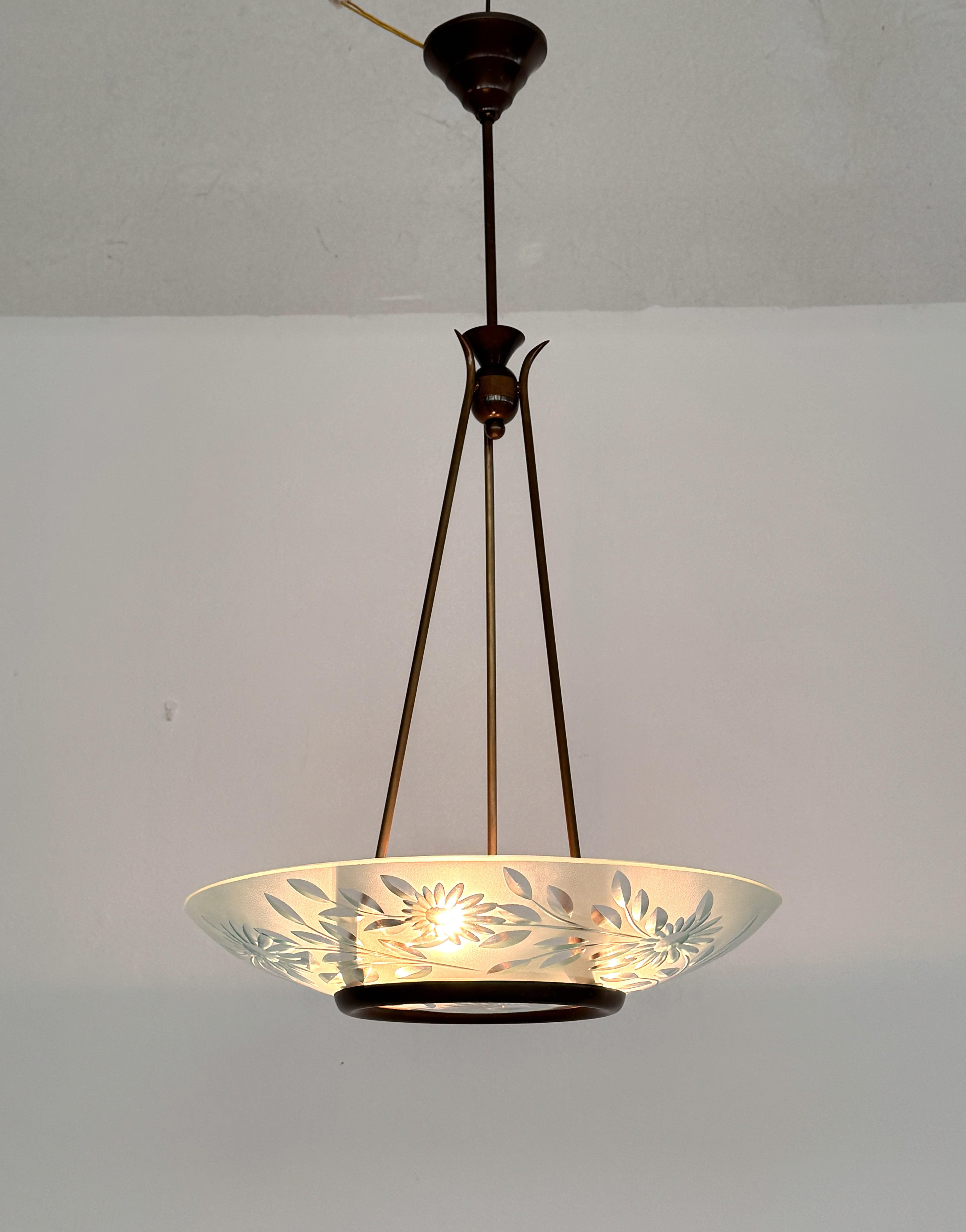 Lustre italien du milieu du siècle en laiton et verre de cristal de style Pietro Chiesa en vente 5