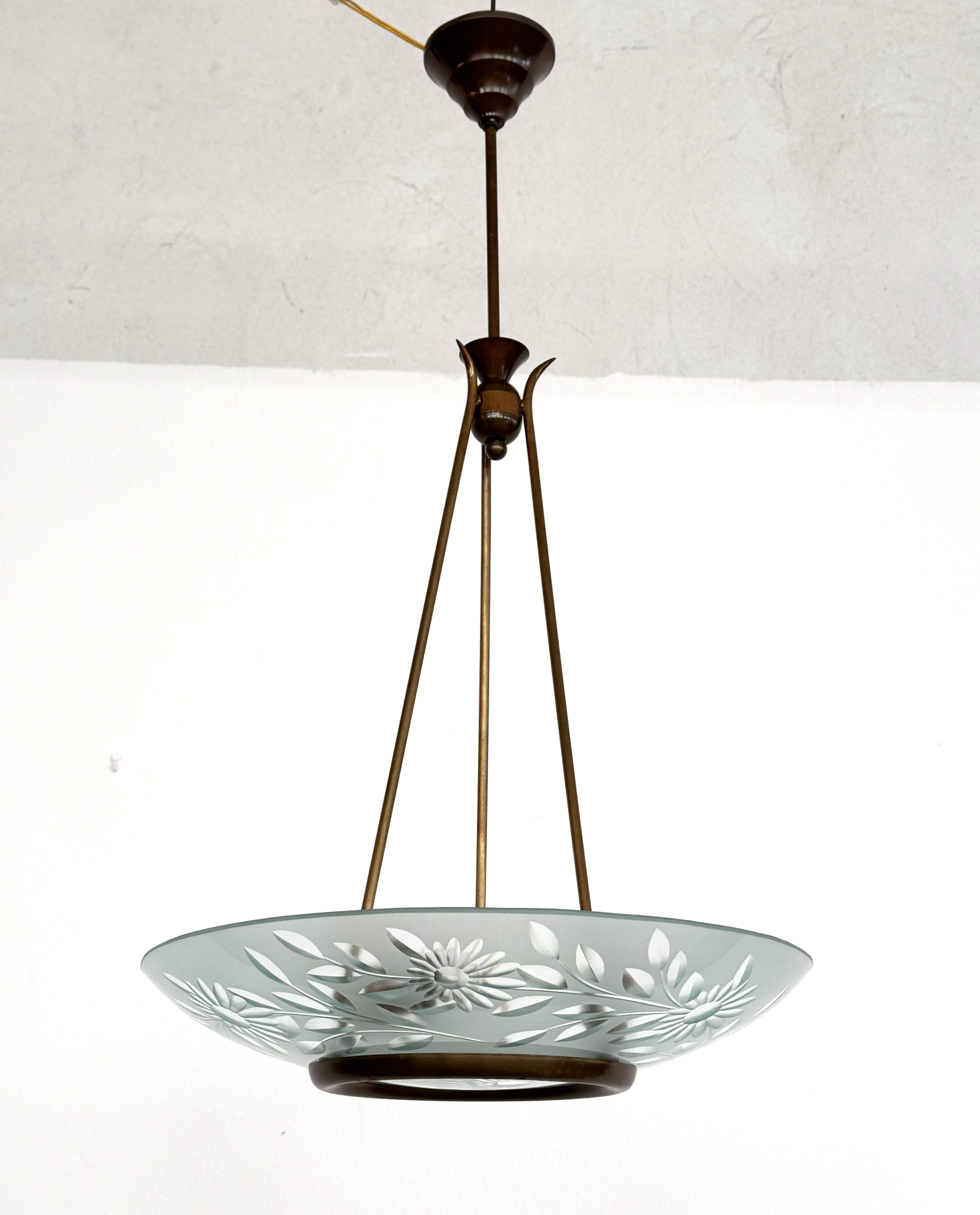 Lustre italien du milieu du siècle en laiton et verre de cristal de style Pietro Chiesa en vente 6