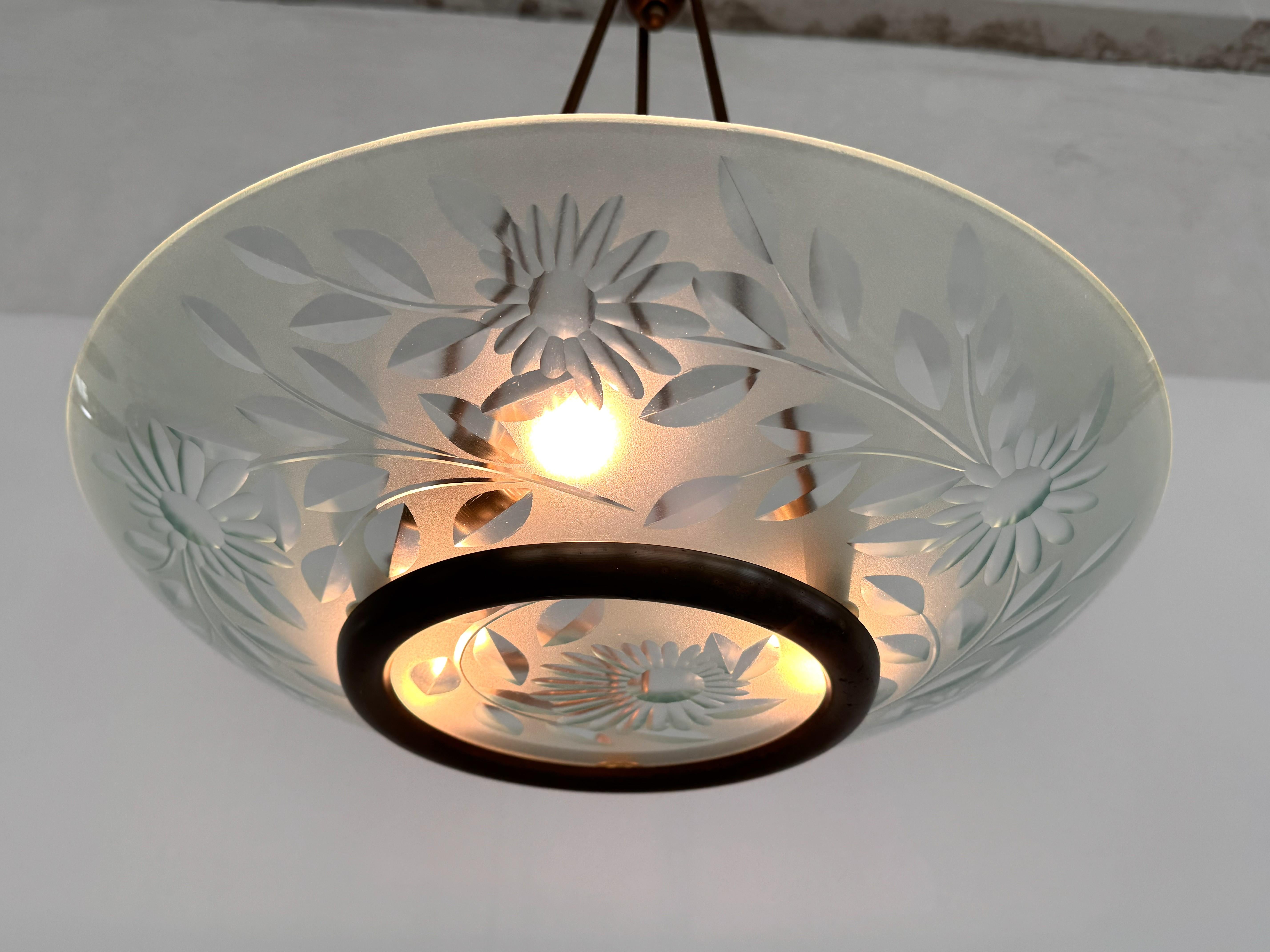 Lustre italien du milieu du siècle en laiton et verre de cristal de style Pietro Chiesa en vente 10