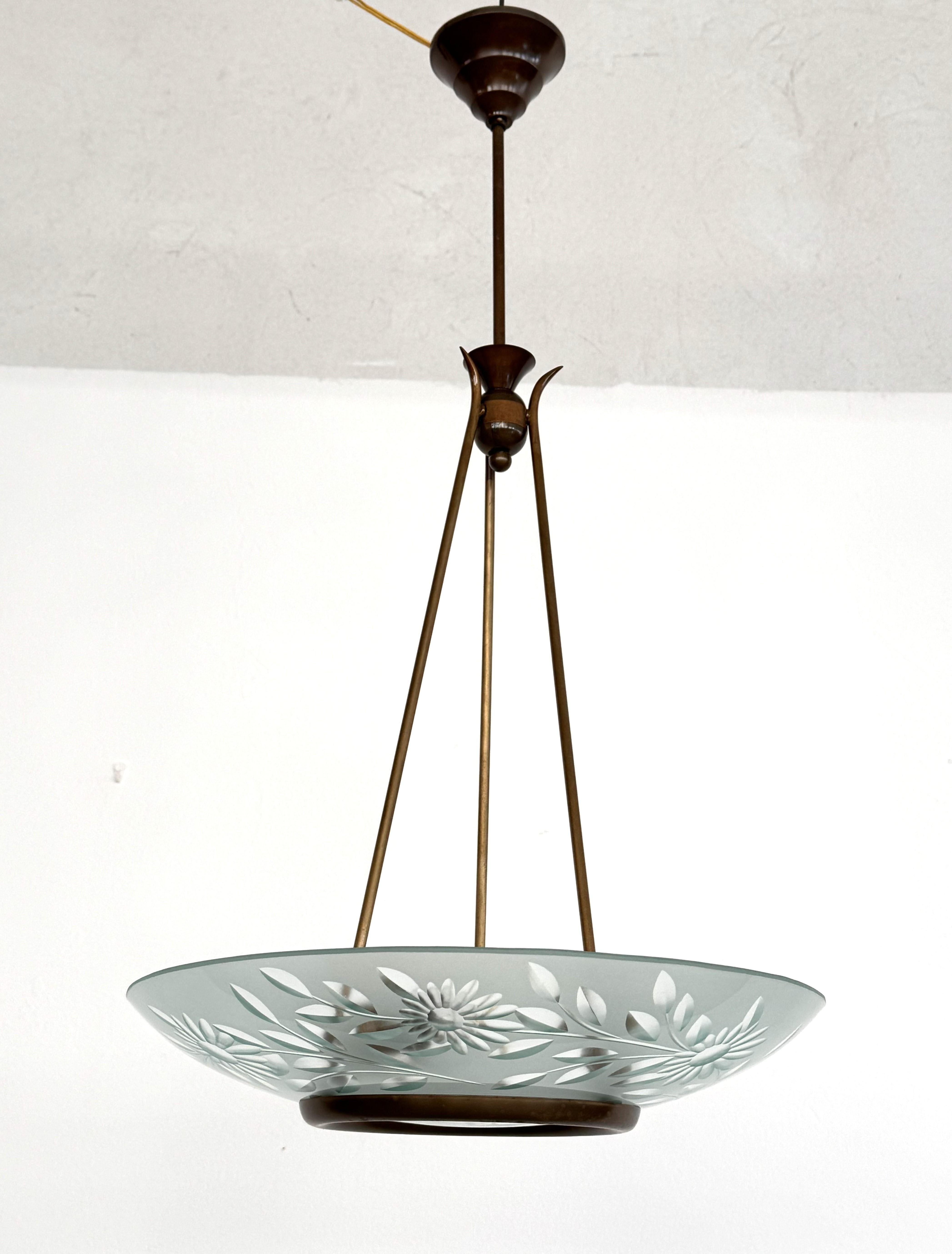 Mid-Century Modern Lustre italien du milieu du siècle en laiton et verre de cristal de style Pietro Chiesa en vente