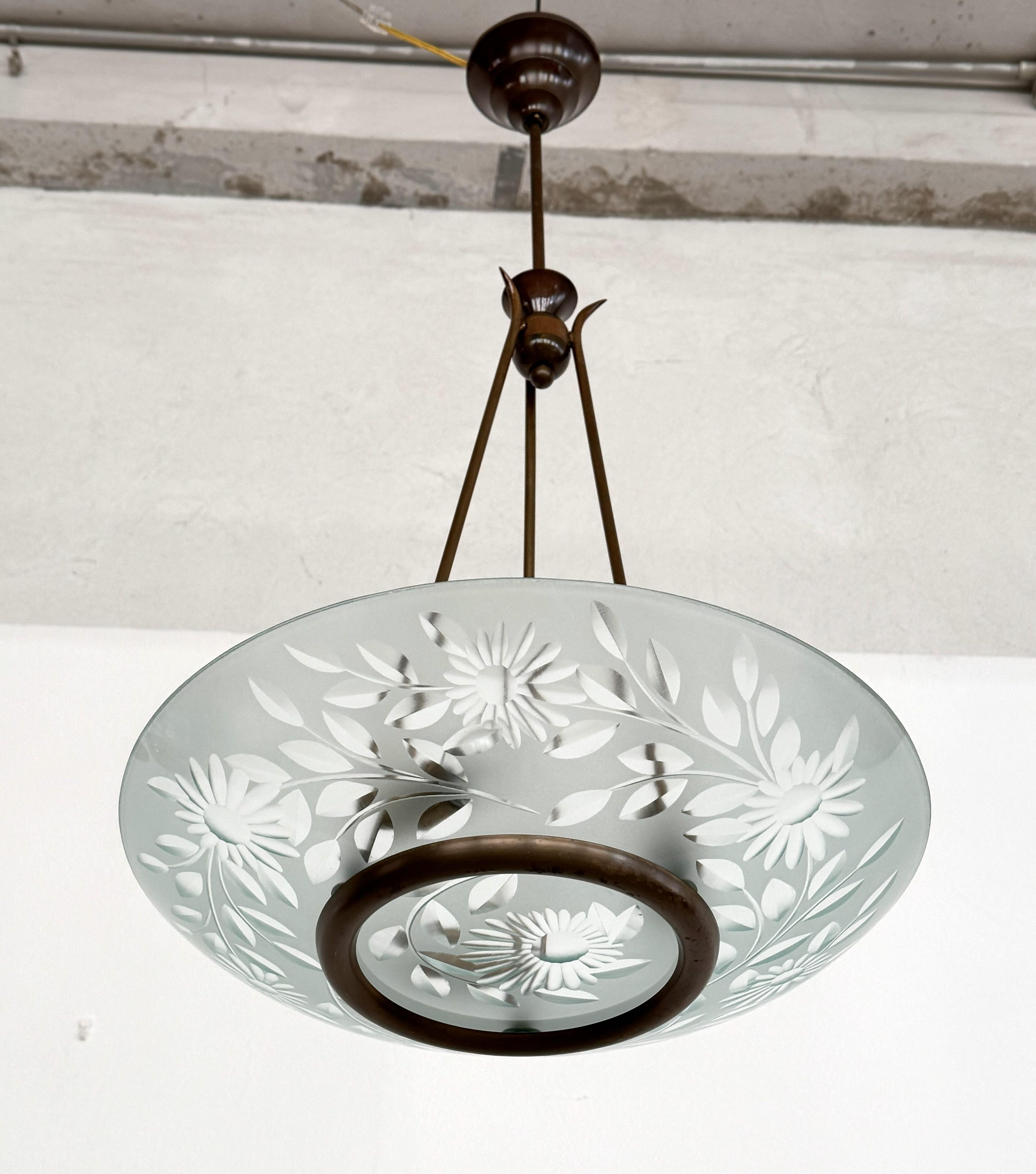 Fait main Lustre italien du milieu du siècle en laiton et verre de cristal de style Pietro Chiesa en vente