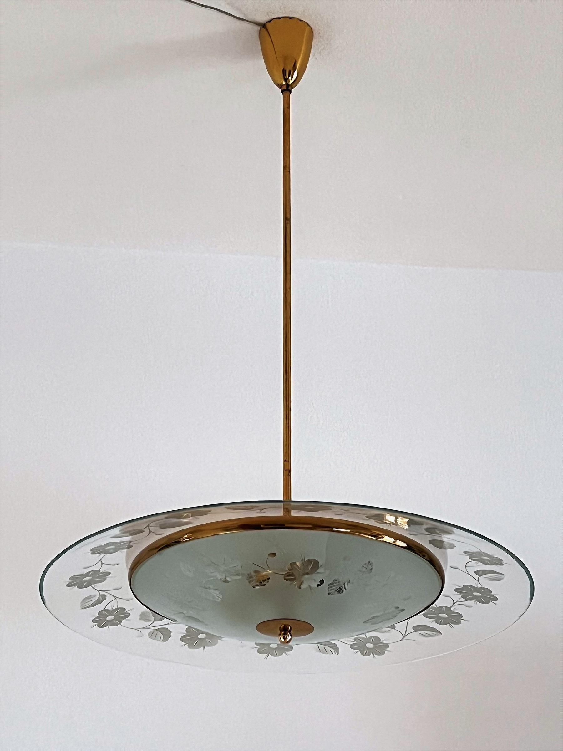 Italian Midcentury Brass and Crystal Glass Chandelier in Pietro Chiesa Style In Good Condition In Morazzone, Varese