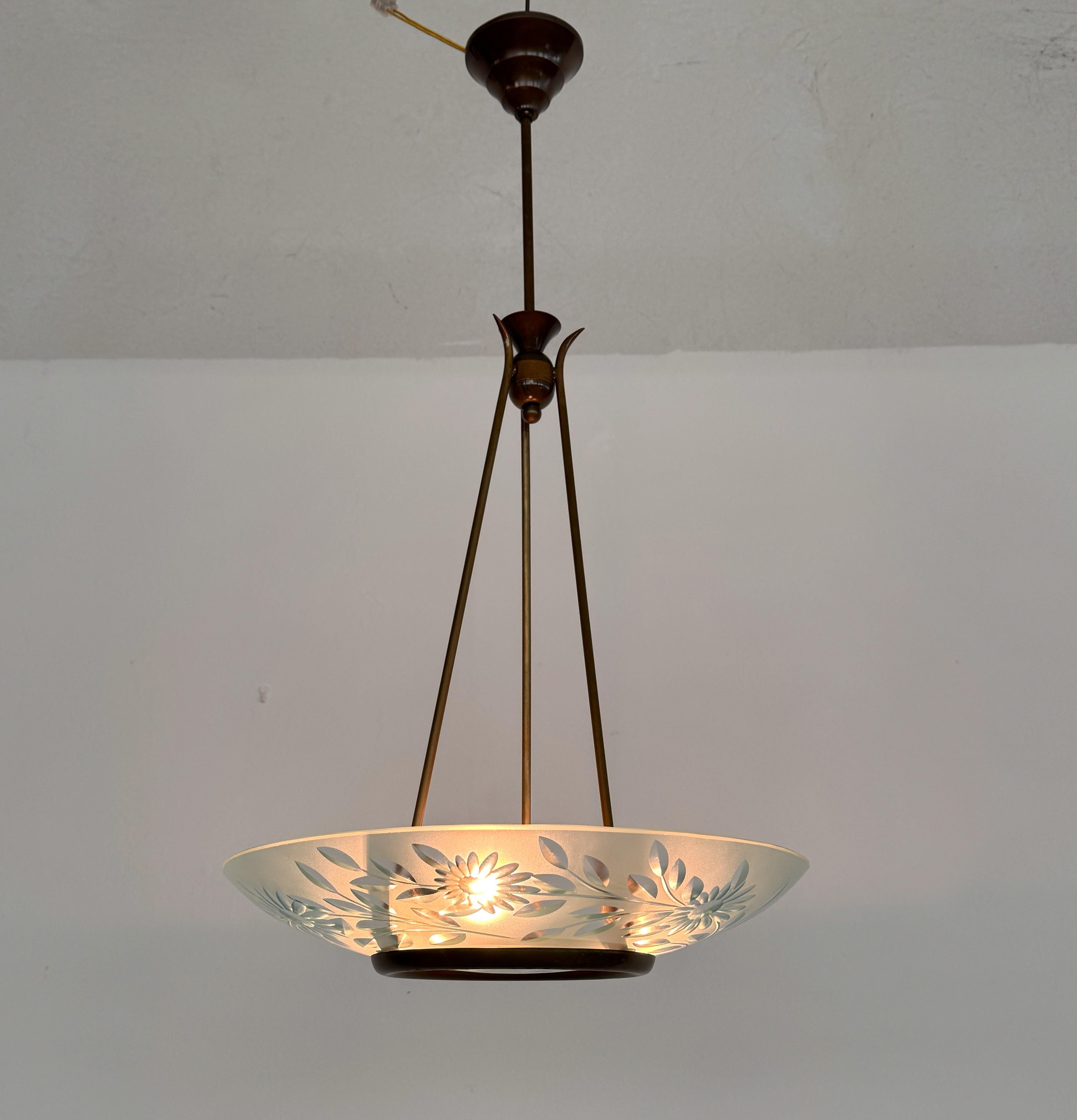 Laiton Lustre italien du milieu du siècle en laiton et verre de cristal de style Pietro Chiesa en vente