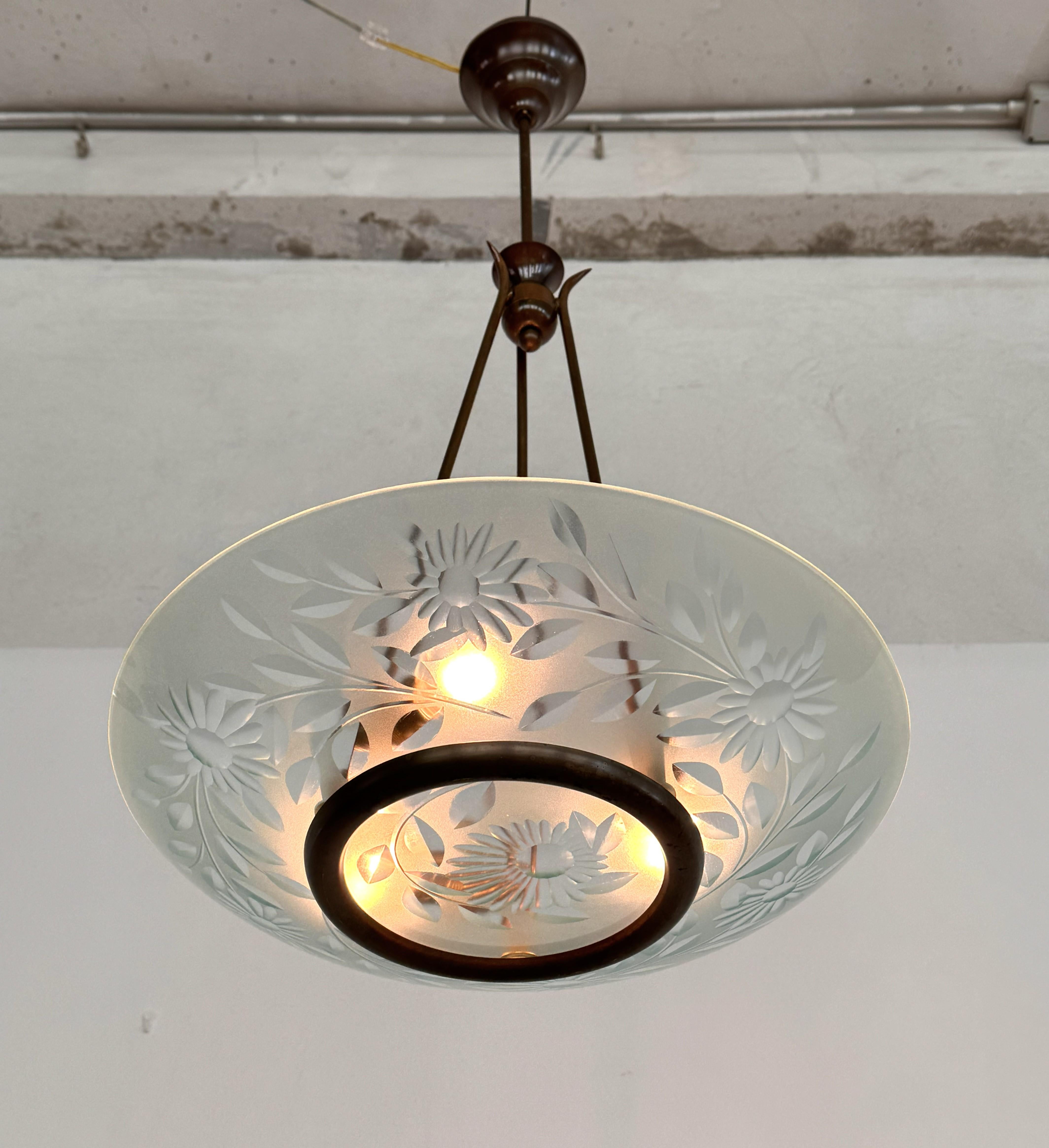 Lustre italien du milieu du siècle en laiton et verre de cristal de style Pietro Chiesa en vente 1