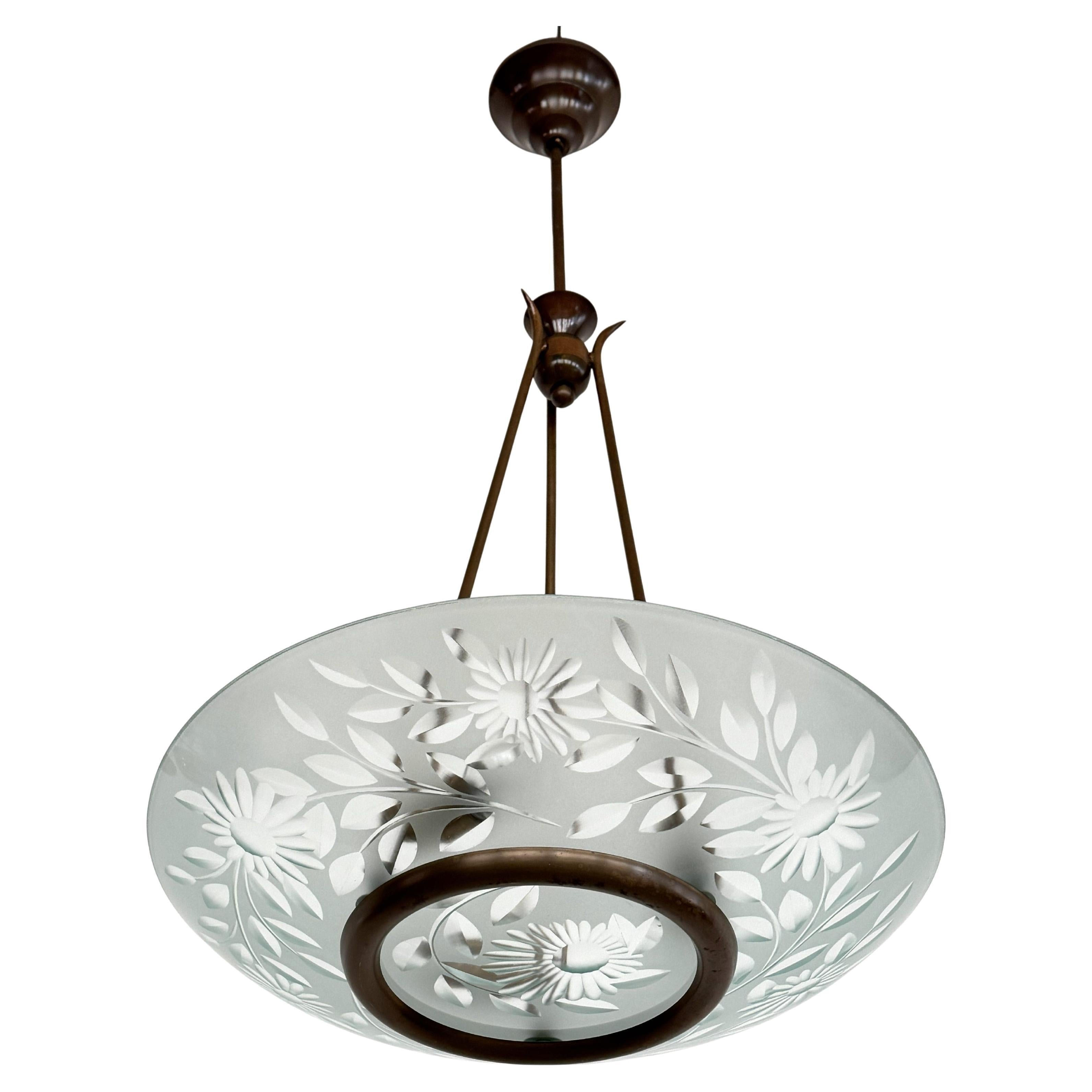 Lustre italien du milieu du siècle en laiton et verre de cristal de style Pietro Chiesa en vente