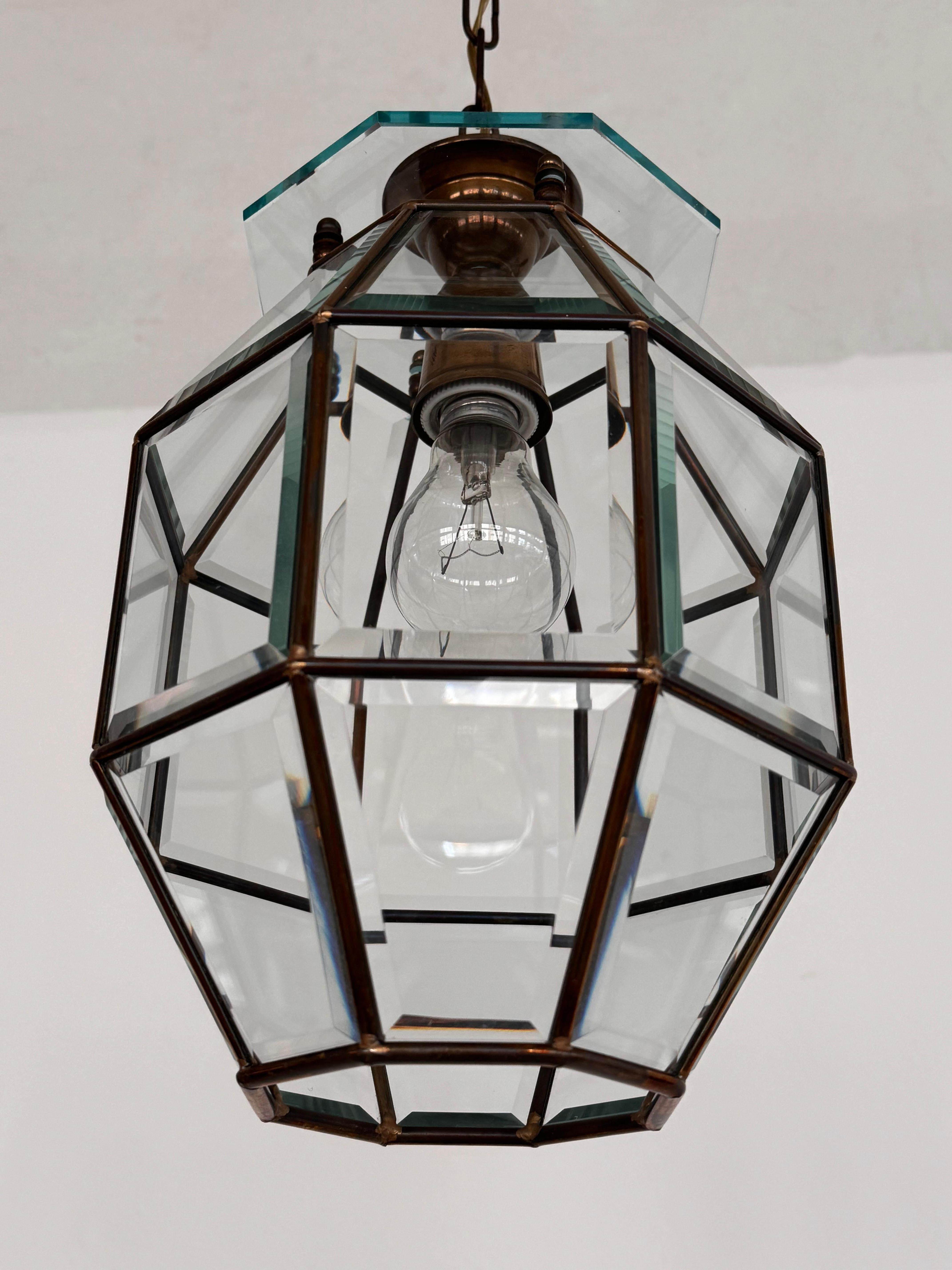 Lámpara colgante o farol italiano de latón y cristal tallado de mediados de siglo, años 1960 en venta 3