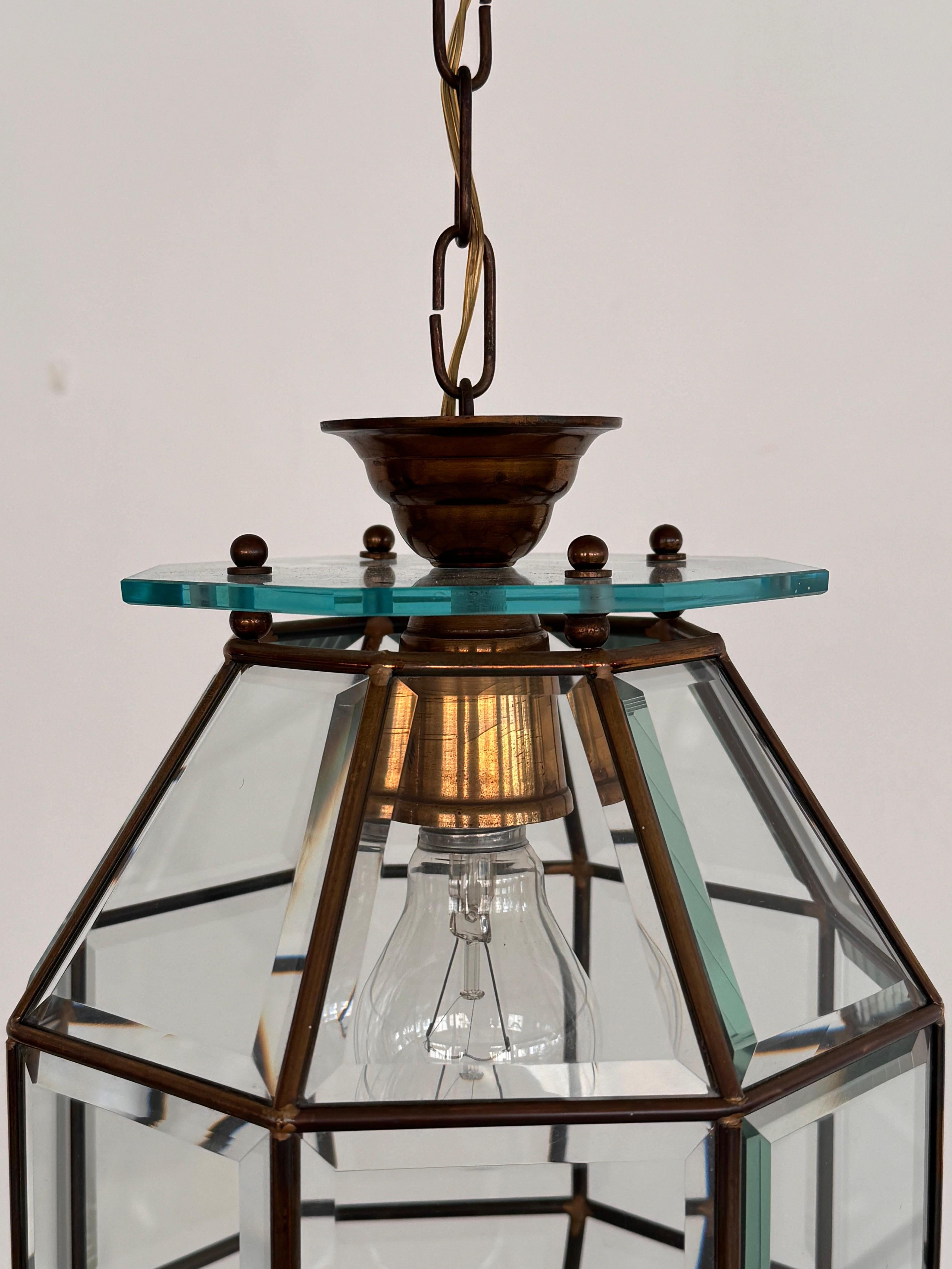 Lámpara colgante o farol italiano de latón y cristal tallado de mediados de siglo, años 1960 en venta 4
