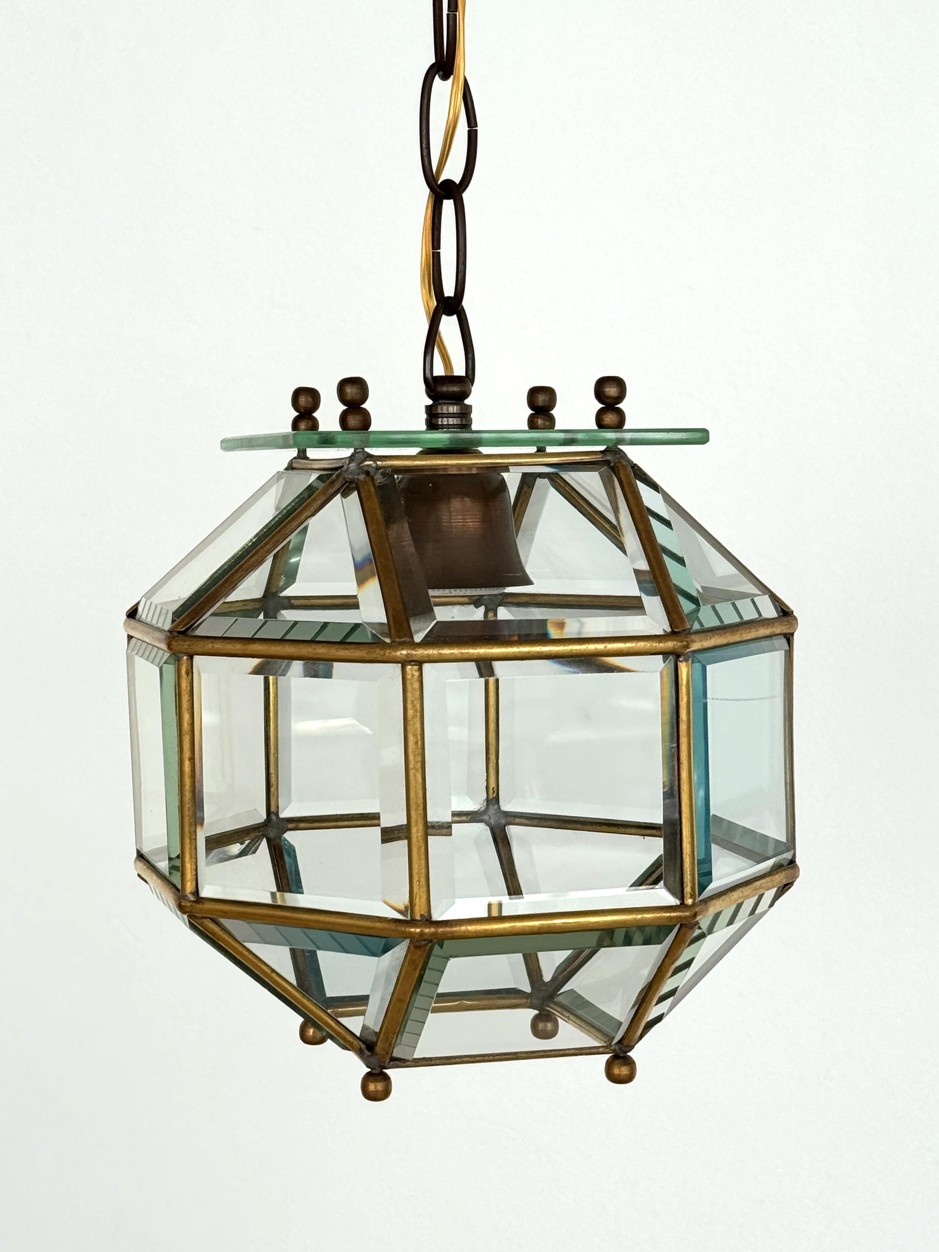 Lampada a lanterna o a sospensione in ottone e vetro tagliato, 1960 in vendita 4