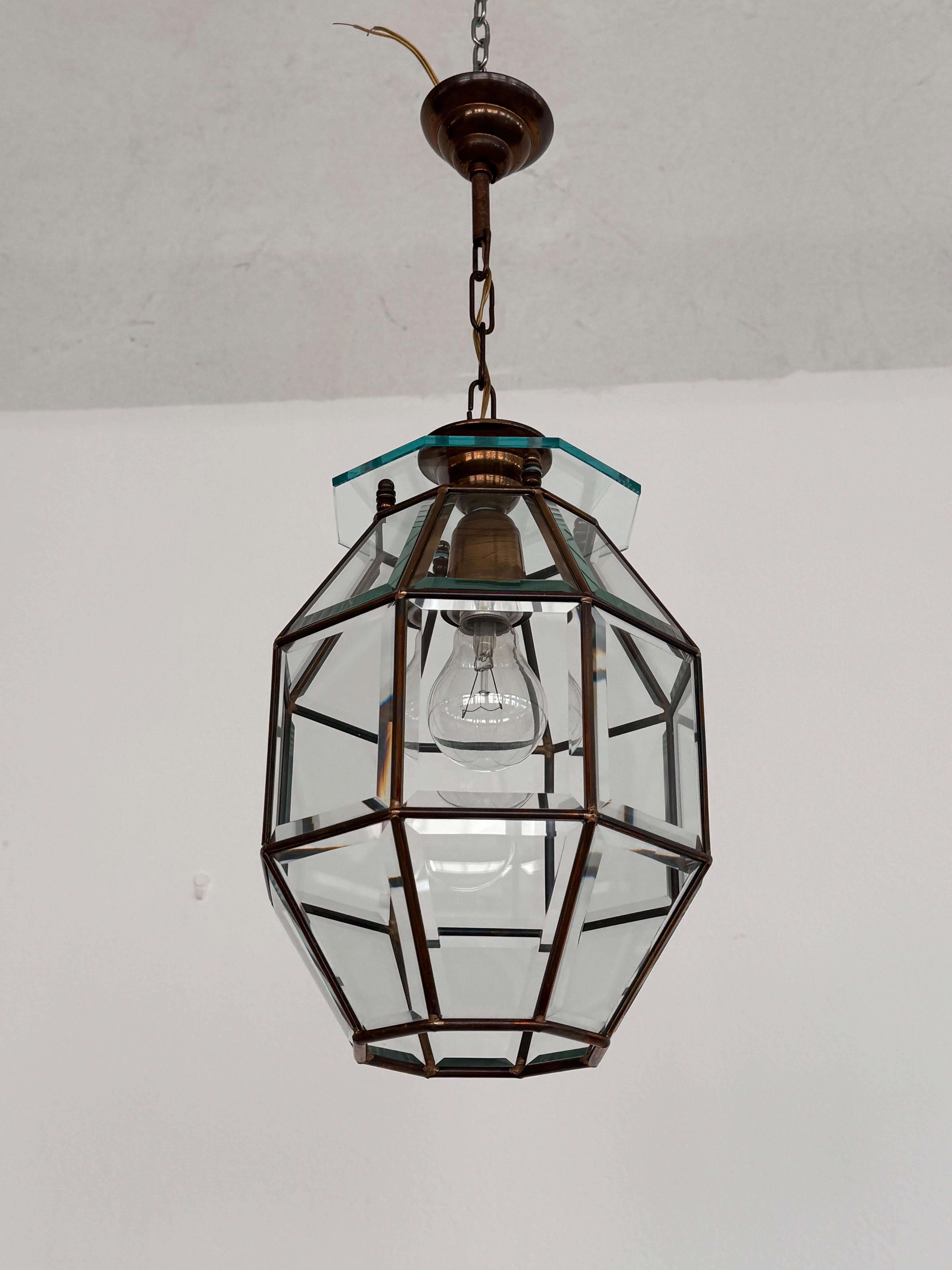 Lámpara colgante o farol italiano de latón y cristal tallado de mediados de siglo, años 1960 en venta 5