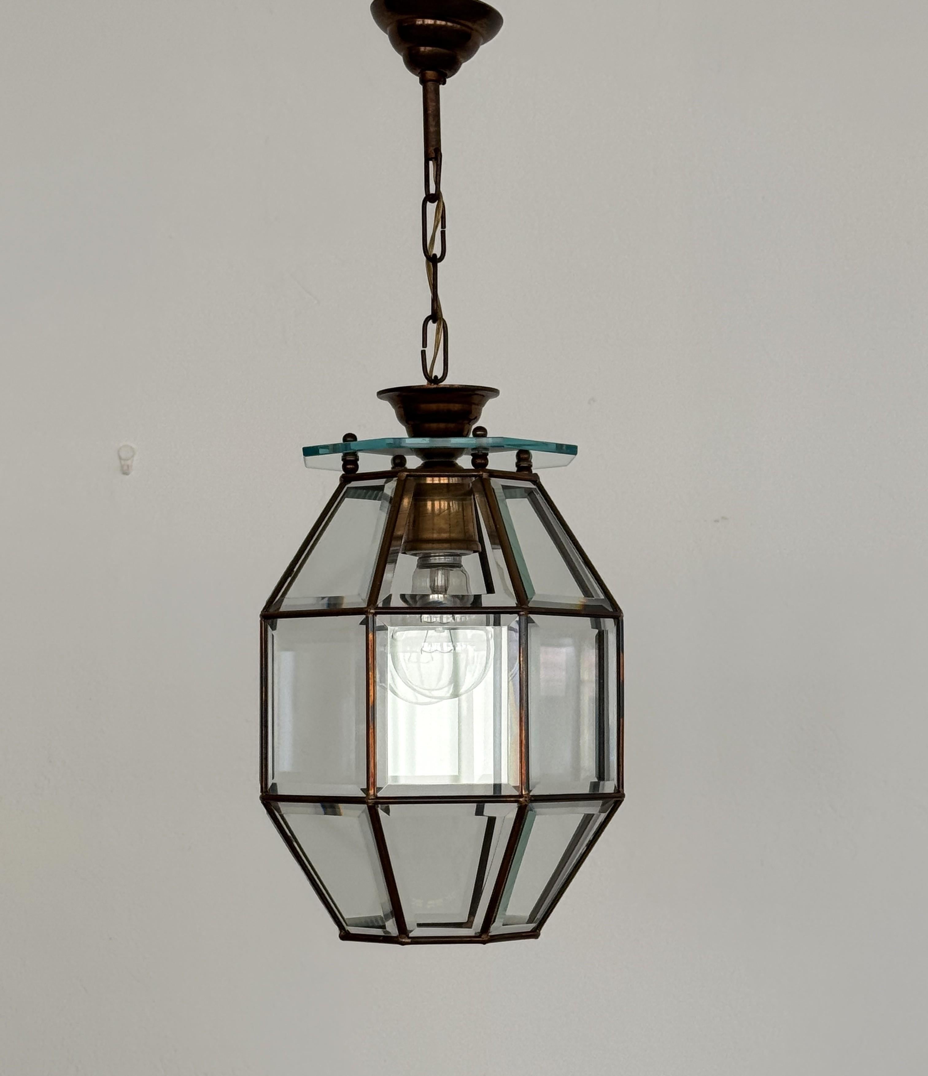 Lámpara colgante o farol italiano de latón y cristal tallado de mediados de siglo, años 1960

Precioso farol antiguo o lámpara colgante de cristal tallado brillante y marco de lámpara totalmente de latón. 
Fabricada a mano en los años 50-60 en