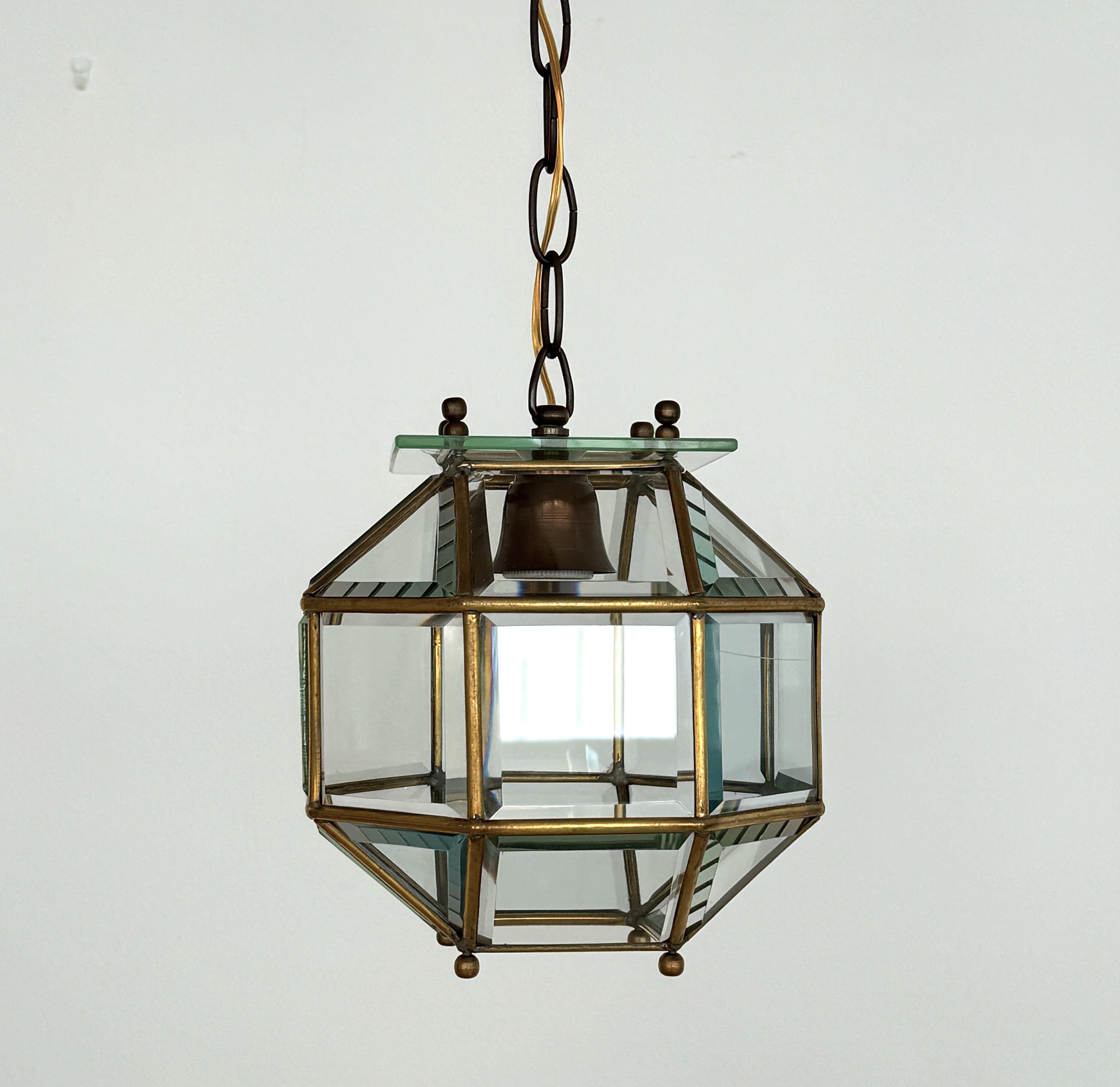 Lampada a lanterna o a sospensione in ottone e vetro tagliato, 1960

Bellissima lanterna o lampada a sospensione antica in vetro tagliato di cristallo lucido e struttura in ottone pieno. 
Realizzato a mano negli anni '50-'60 in Italia.
Il vetro di