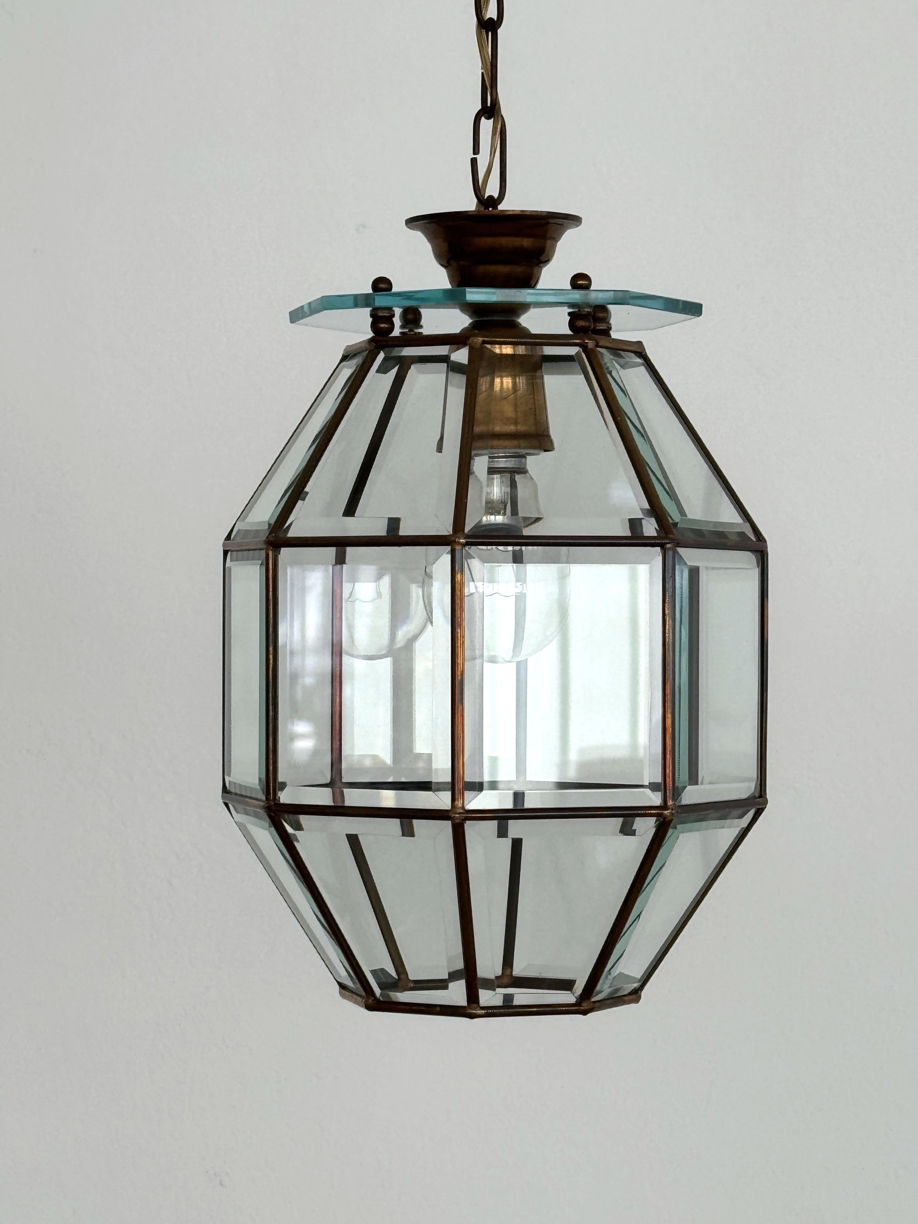 Lámpara colgante o farol italiano de latón y cristal tallado de mediados de siglo, años 1960 Moderno de mediados de siglo en venta