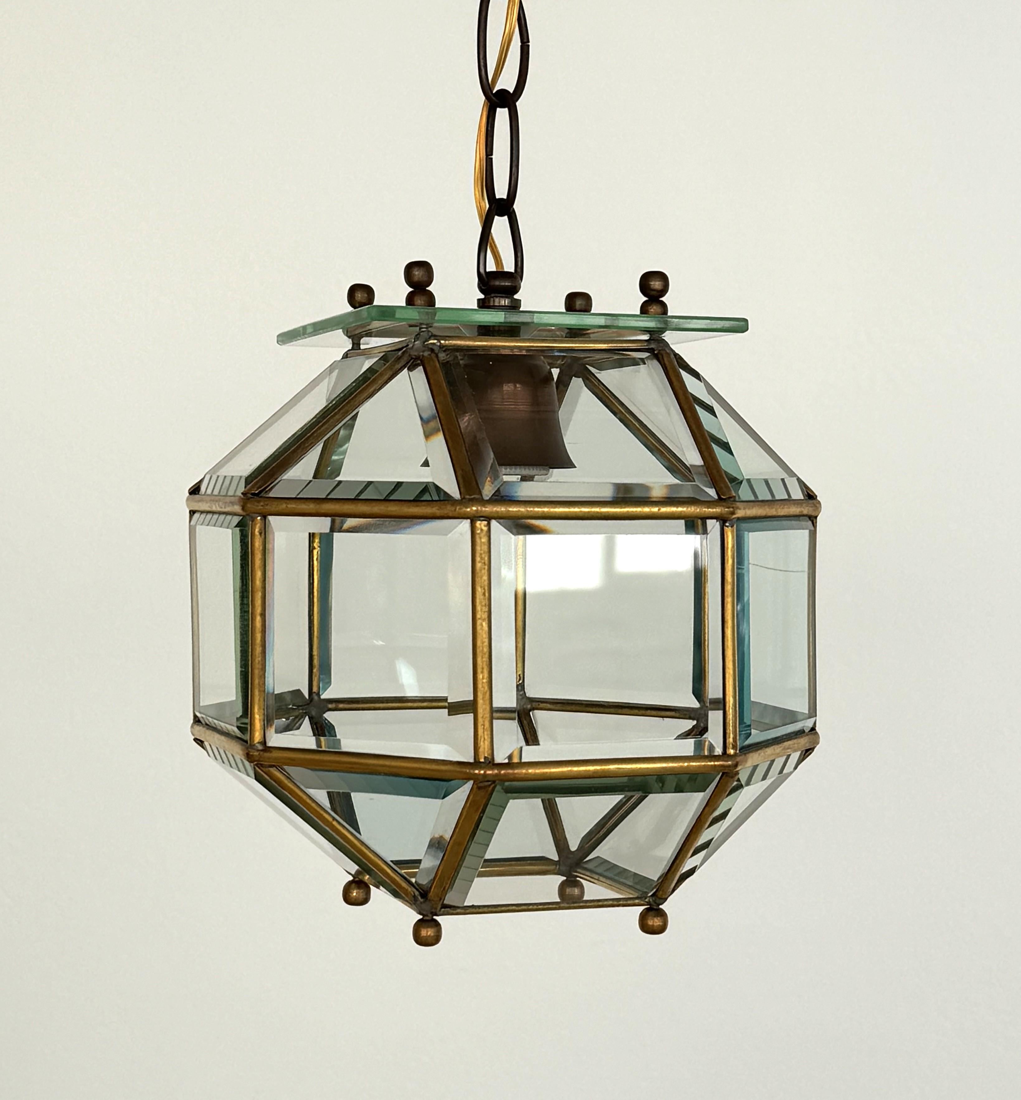 Mid-Century moderno Lampada a lanterna o a sospensione in ottone e vetro tagliato, 1960 in vendita