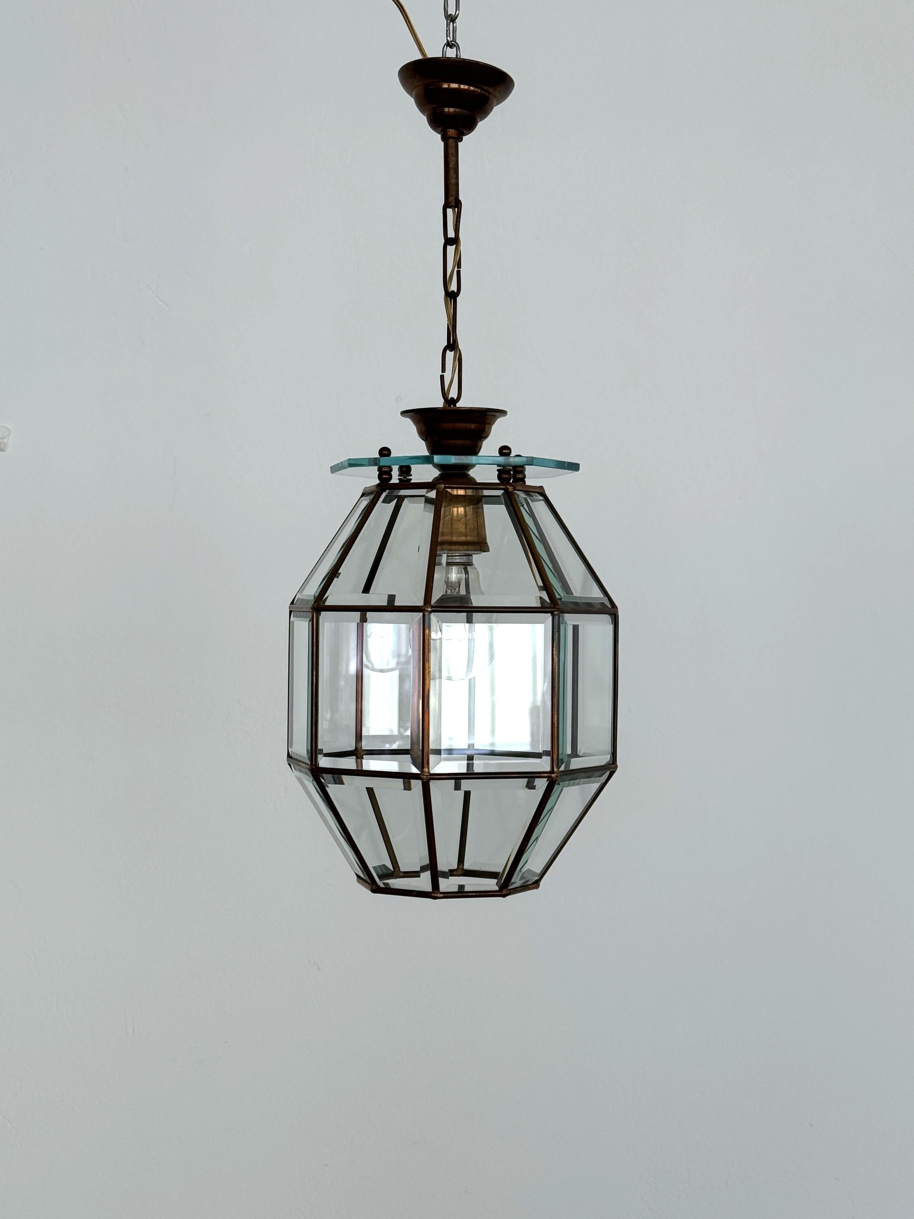 Lámpara colgante o farol italiano de latón y cristal tallado de mediados de siglo, años 1960 Italiano en venta