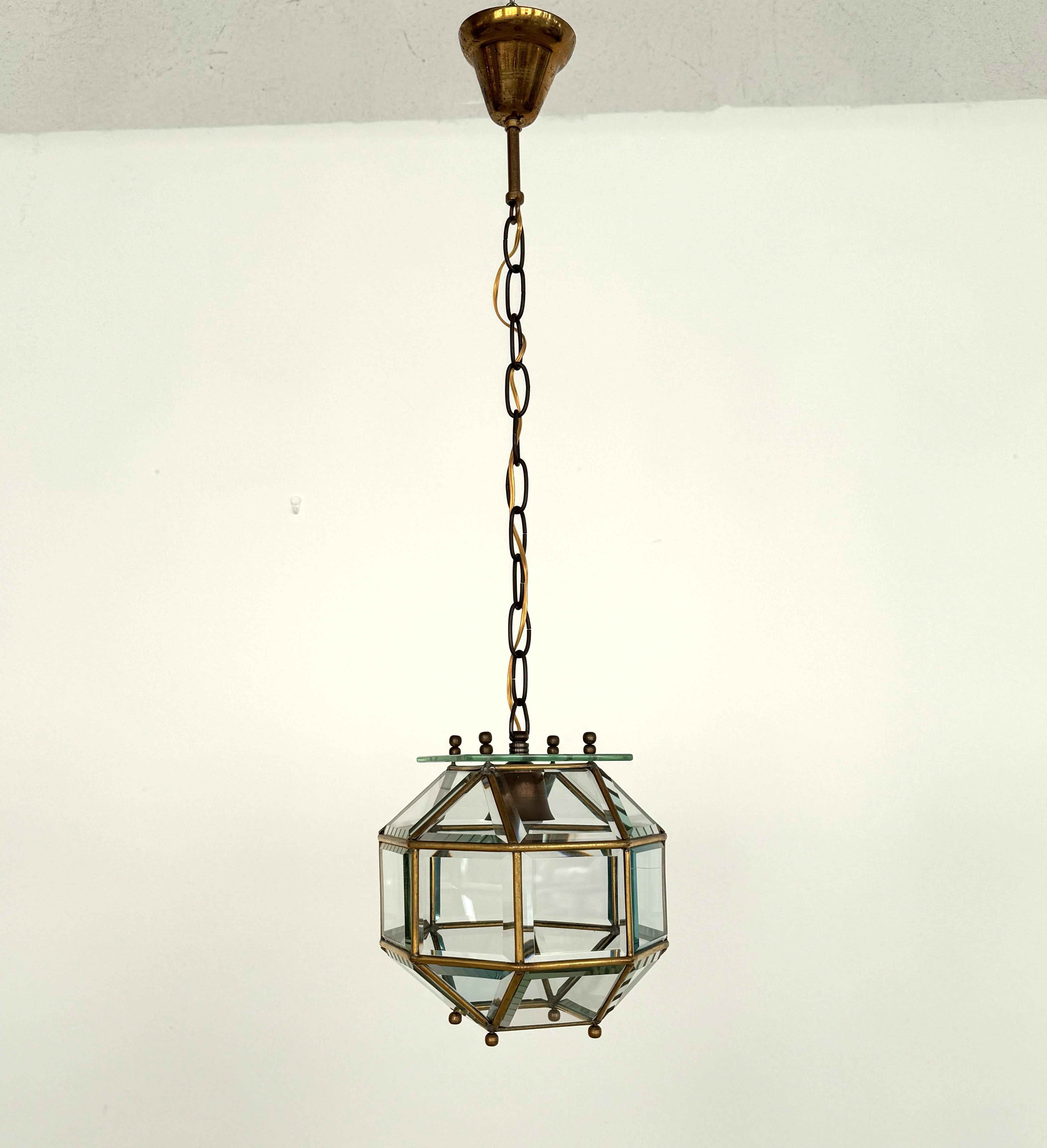 Italiano Lampada a lanterna o a sospensione in ottone e vetro tagliato, 1960 in vendita