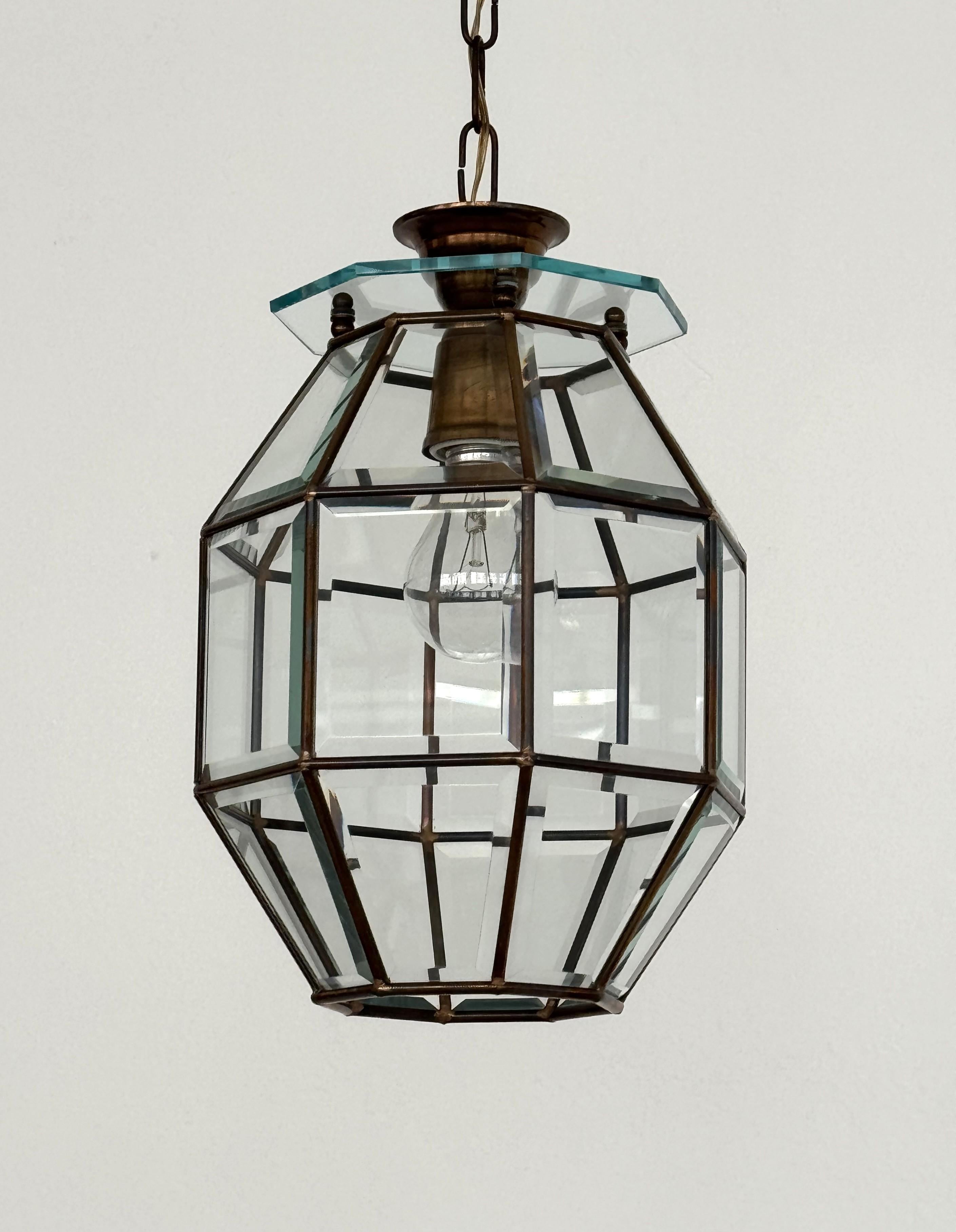Lámpara colgante o farol italiano de latón y cristal tallado de mediados de siglo, años 1960 en Bueno estado para la venta en Morazzone, Varese