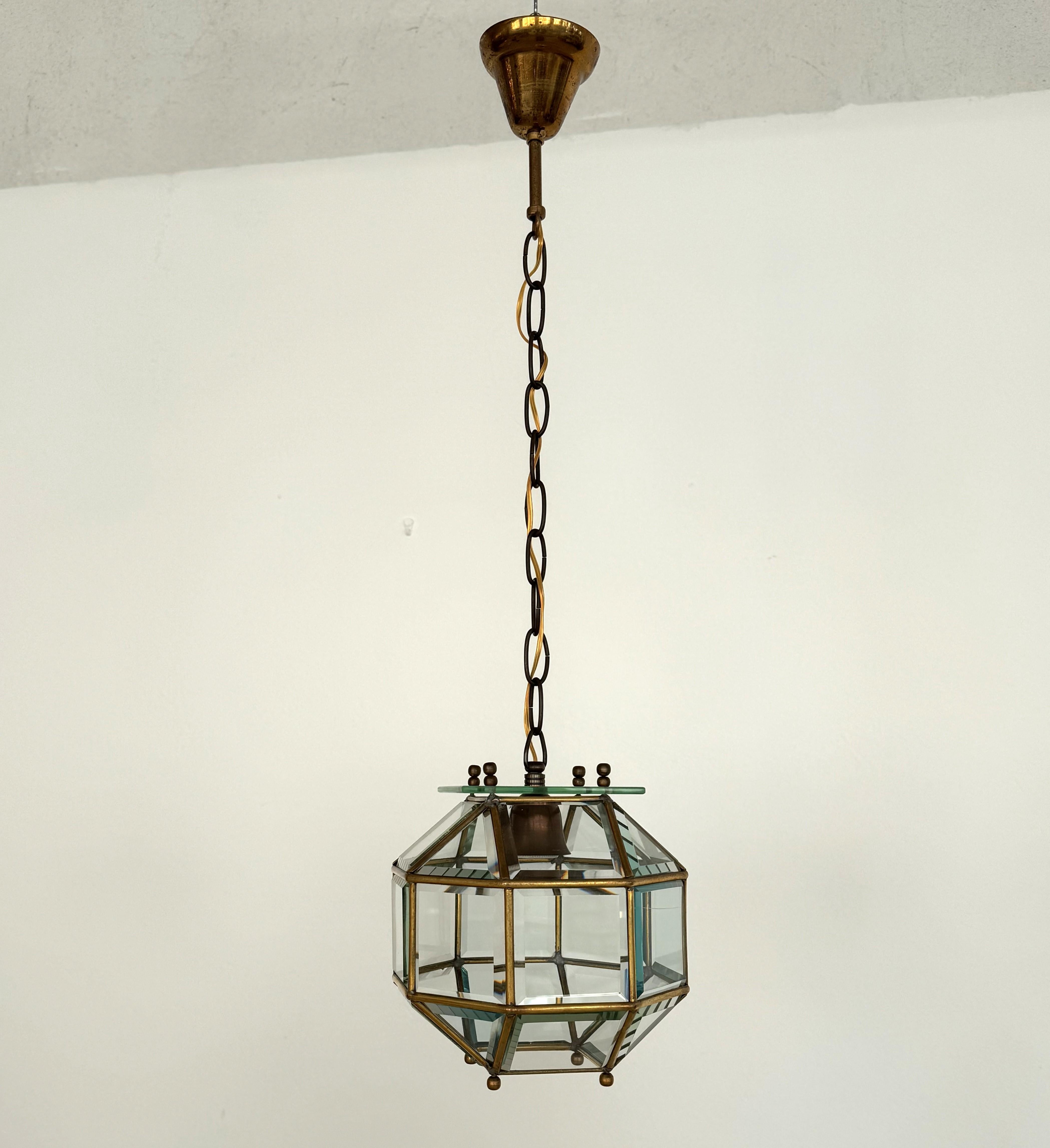 Lampada a lanterna o a sospensione in ottone e vetro tagliato, 1960 In condizioni buone in vendita a Morazzone, Varese