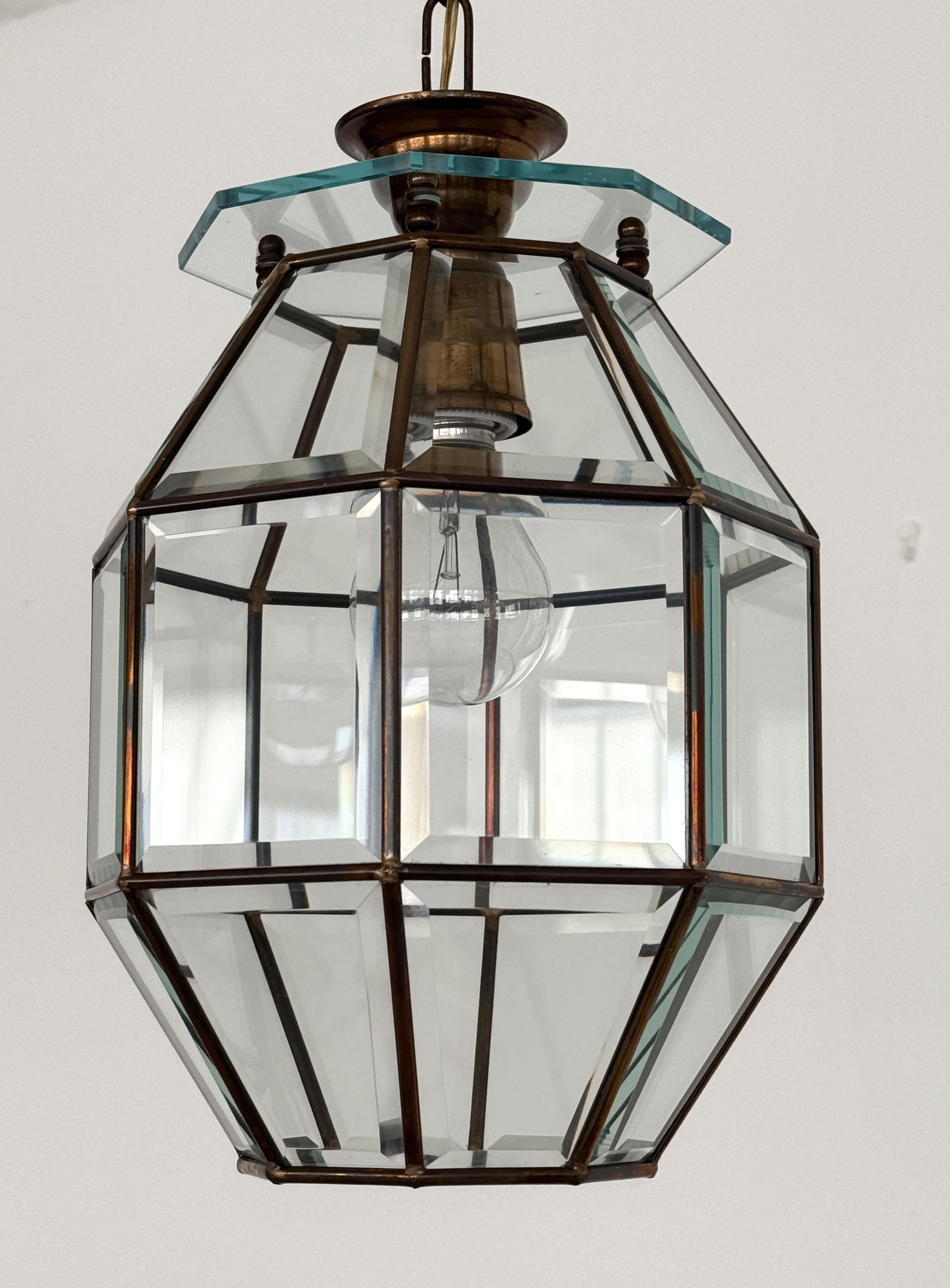 Lámpara colgante o farol italiano de latón y cristal tallado de mediados de siglo, años 1960 mediados del siglo XX en venta