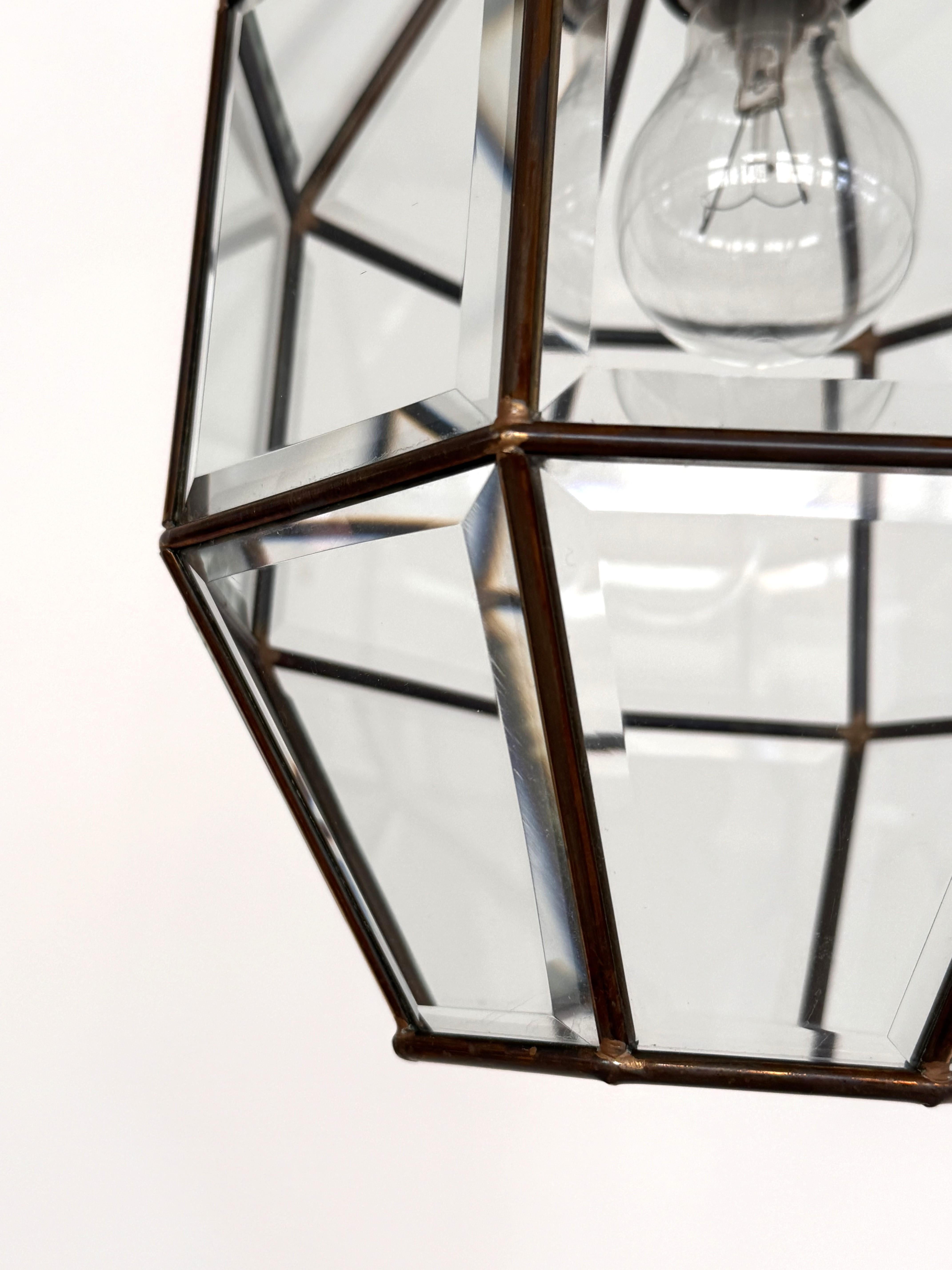 Lámpara colgante o farol italiano de latón y cristal tallado de mediados de siglo, años 1960 Latón en venta