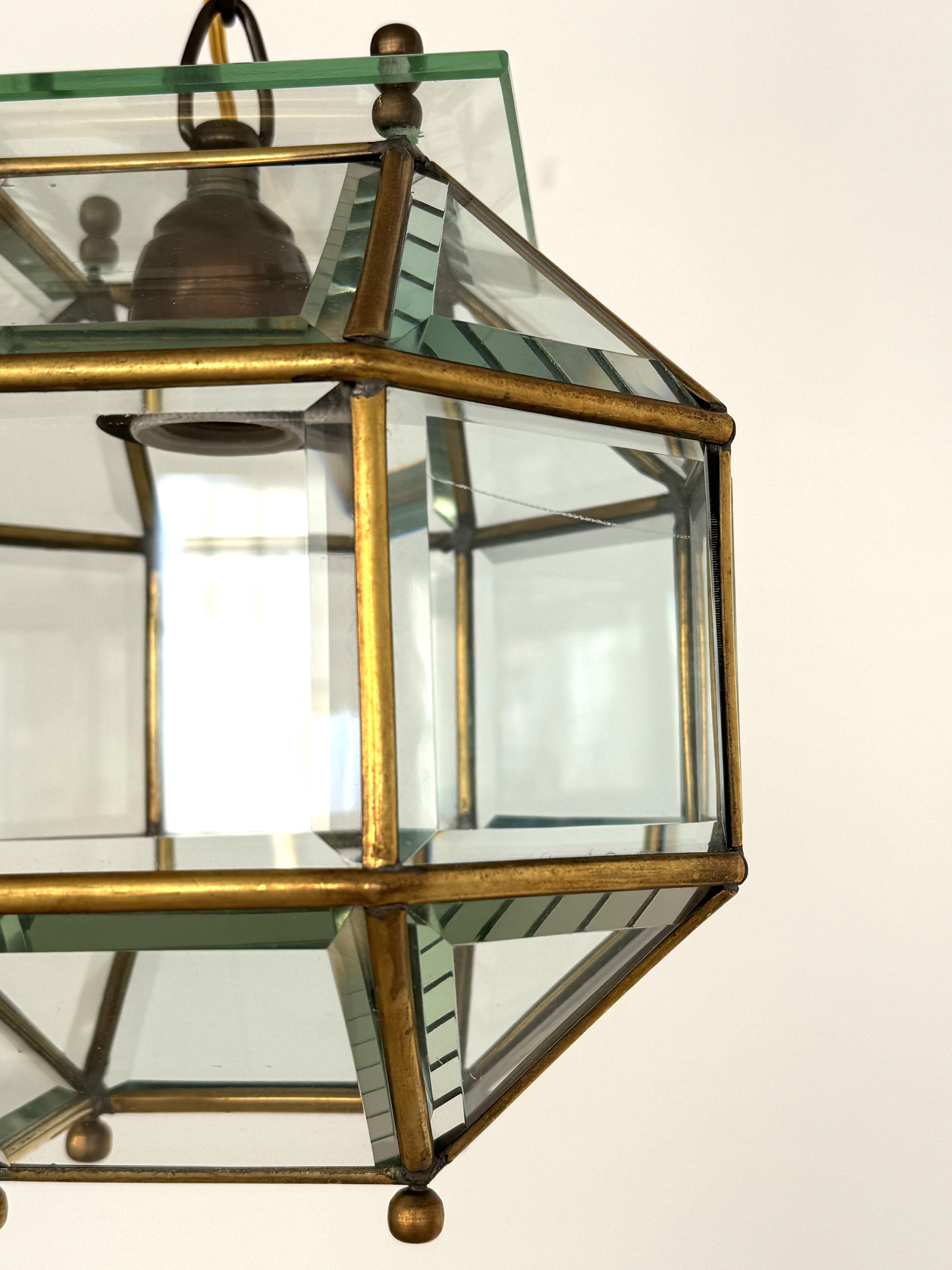 Ottone Lampada a lanterna o a sospensione in ottone e vetro tagliato, 1960 in vendita