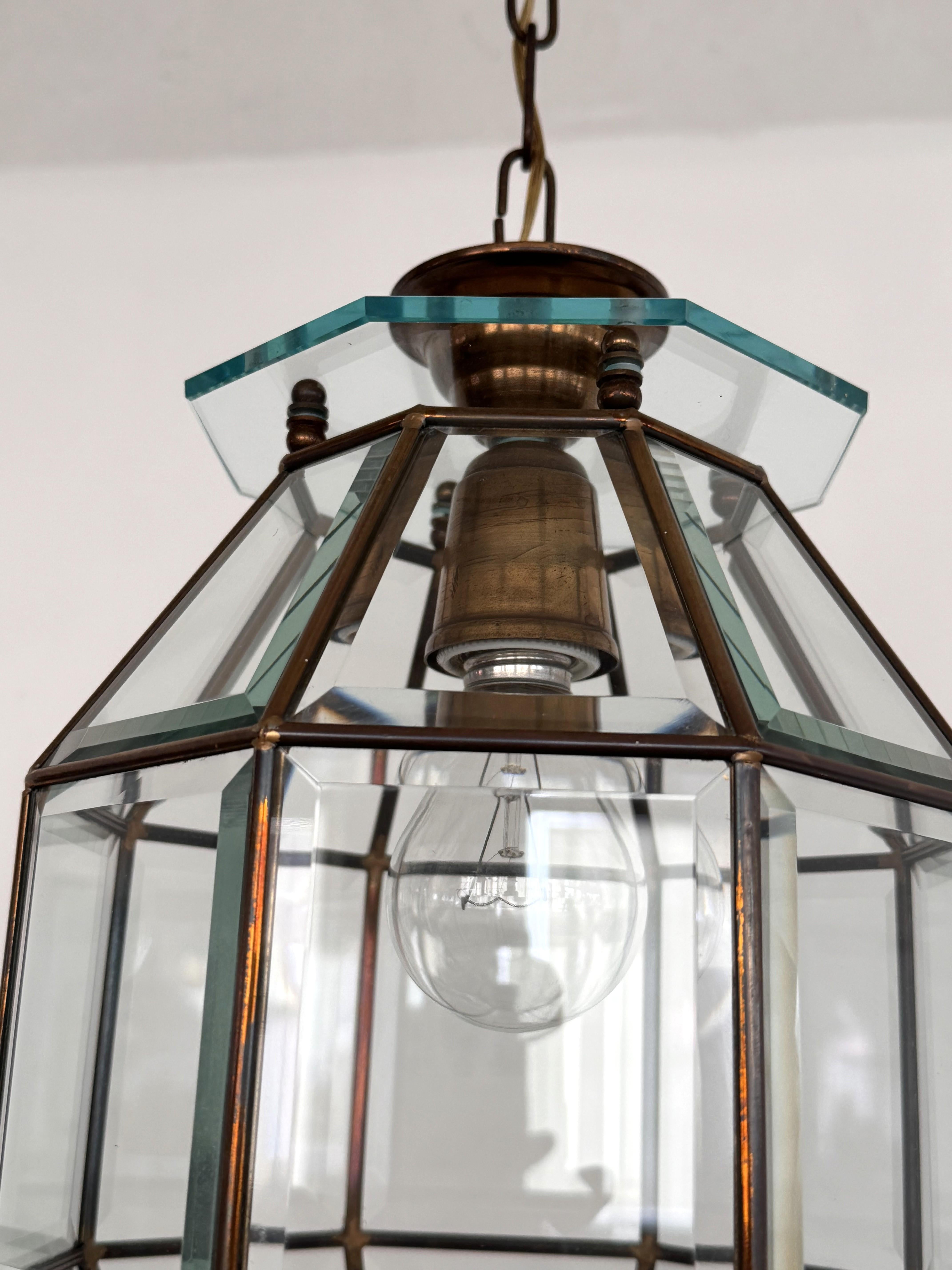 Lámpara colgante o farol italiano de latón y cristal tallado de mediados de siglo, años 1960 en venta 1