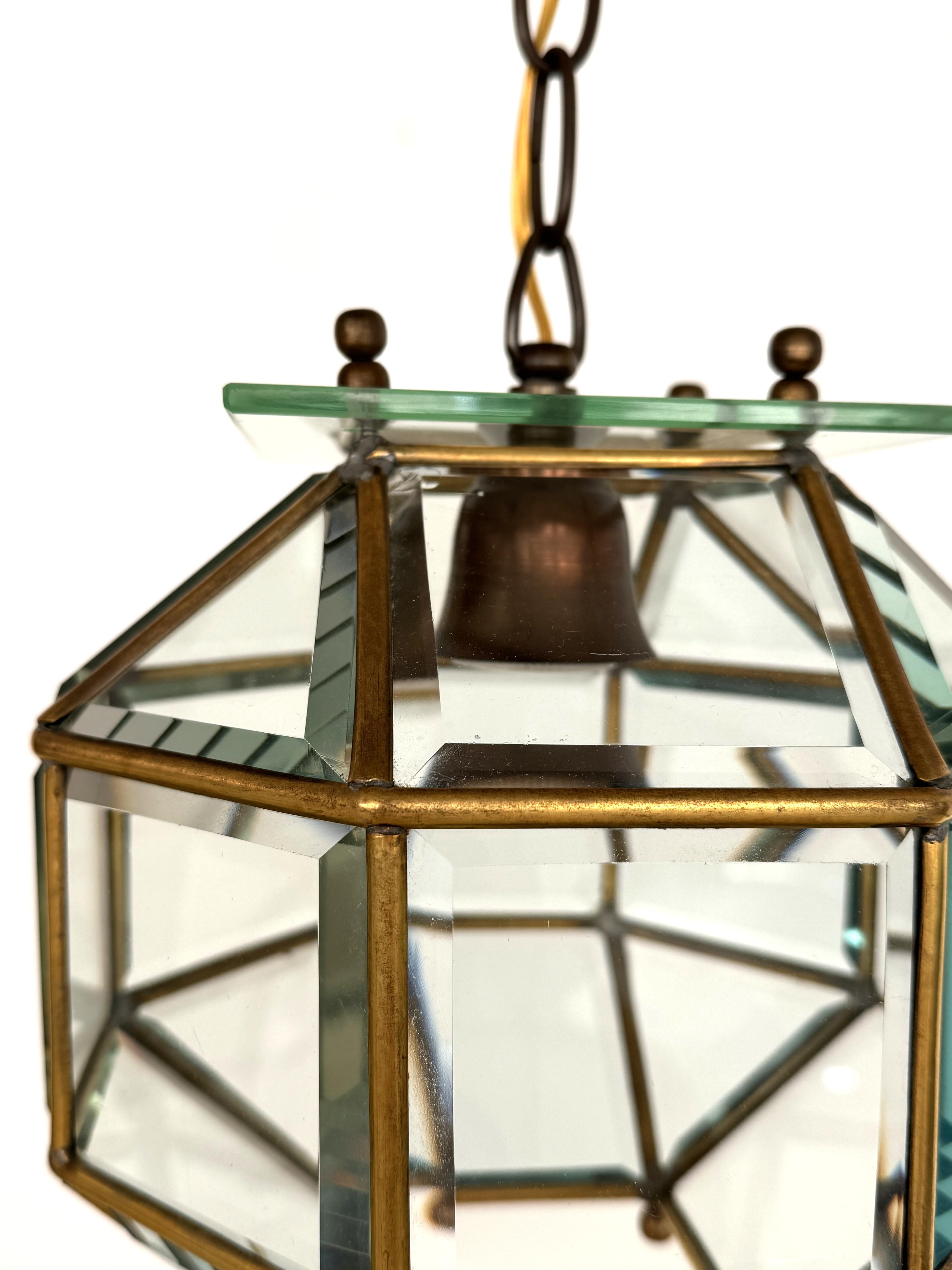 Lampada a lanterna o a sospensione in ottone e vetro tagliato, 1960 in vendita 1