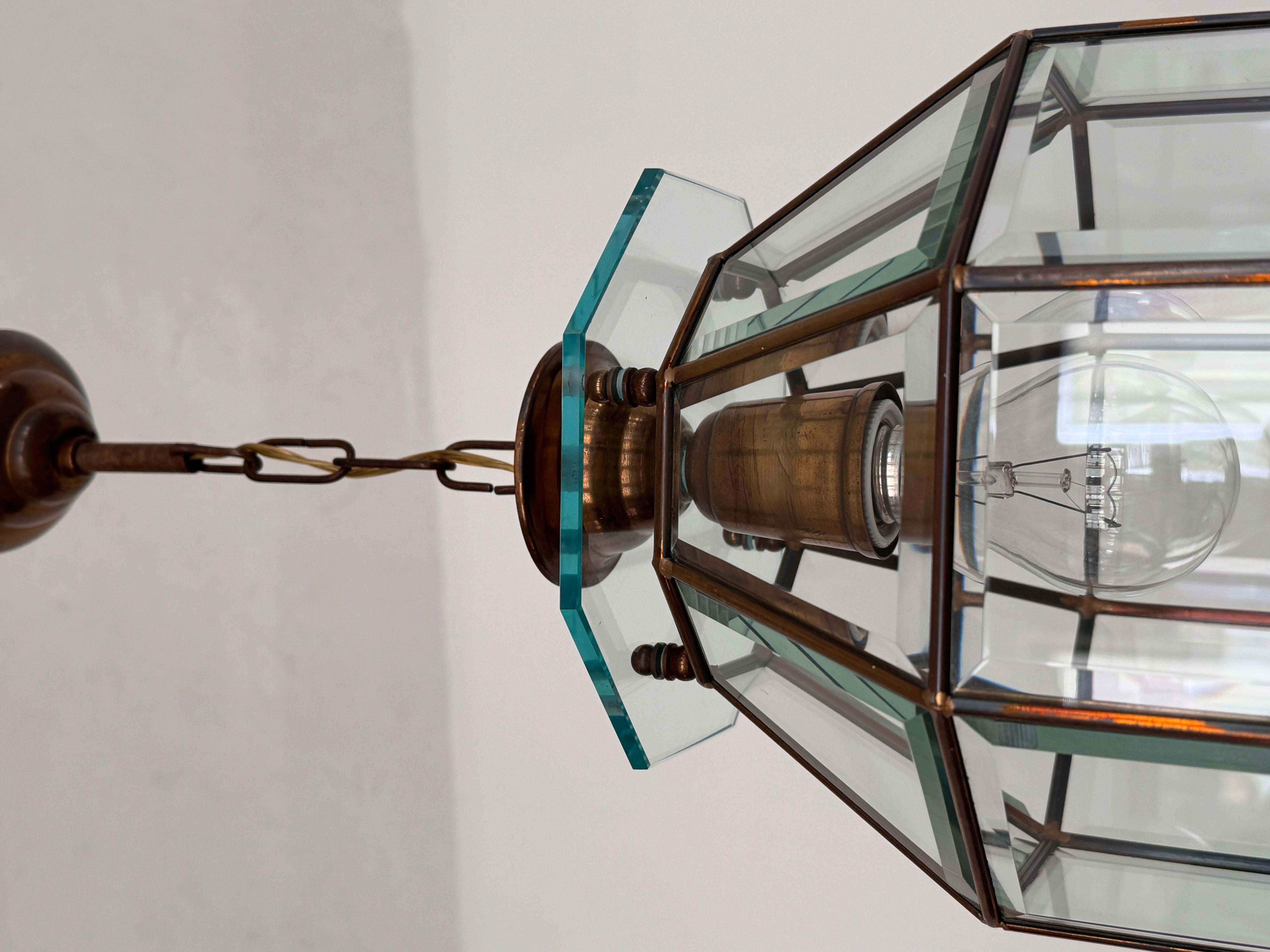 Lámpara colgante o farol italiano de latón y cristal tallado de mediados de siglo, años 1960 en venta 2
