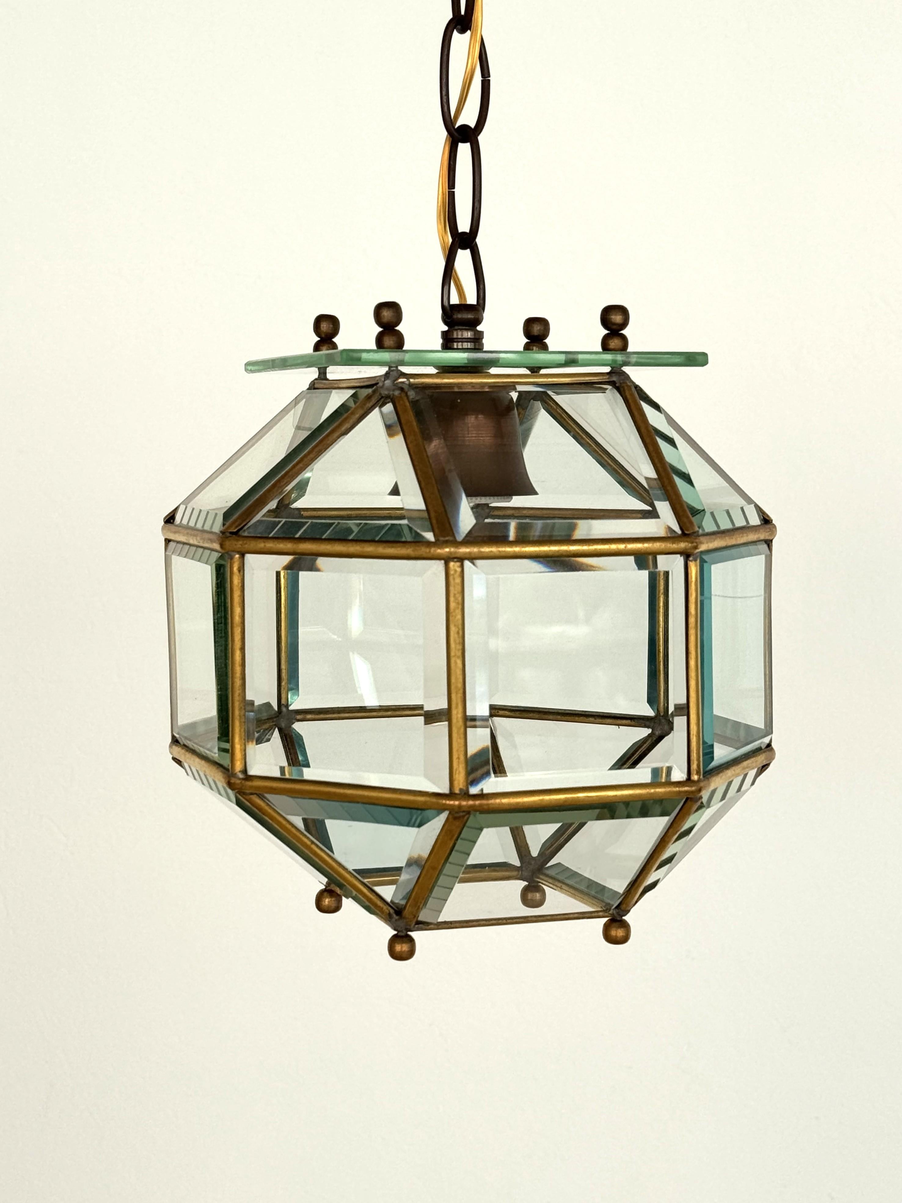 Lampada a lanterna o a sospensione in ottone e vetro tagliato, 1960 in vendita 2