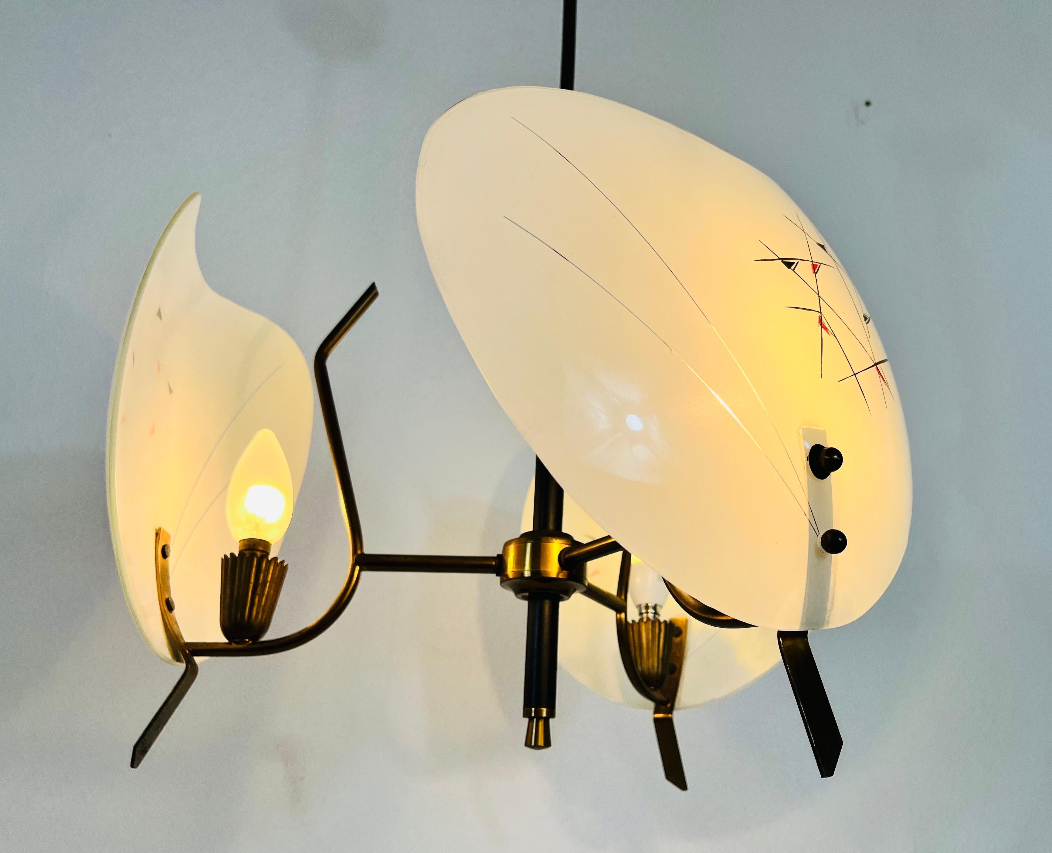 Italienischer 3-armiger Sputnik-Kronleuchter aus Messing und Glas aus der Mitte des Jahrhunderts, 1950er Jahre im Angebot 4