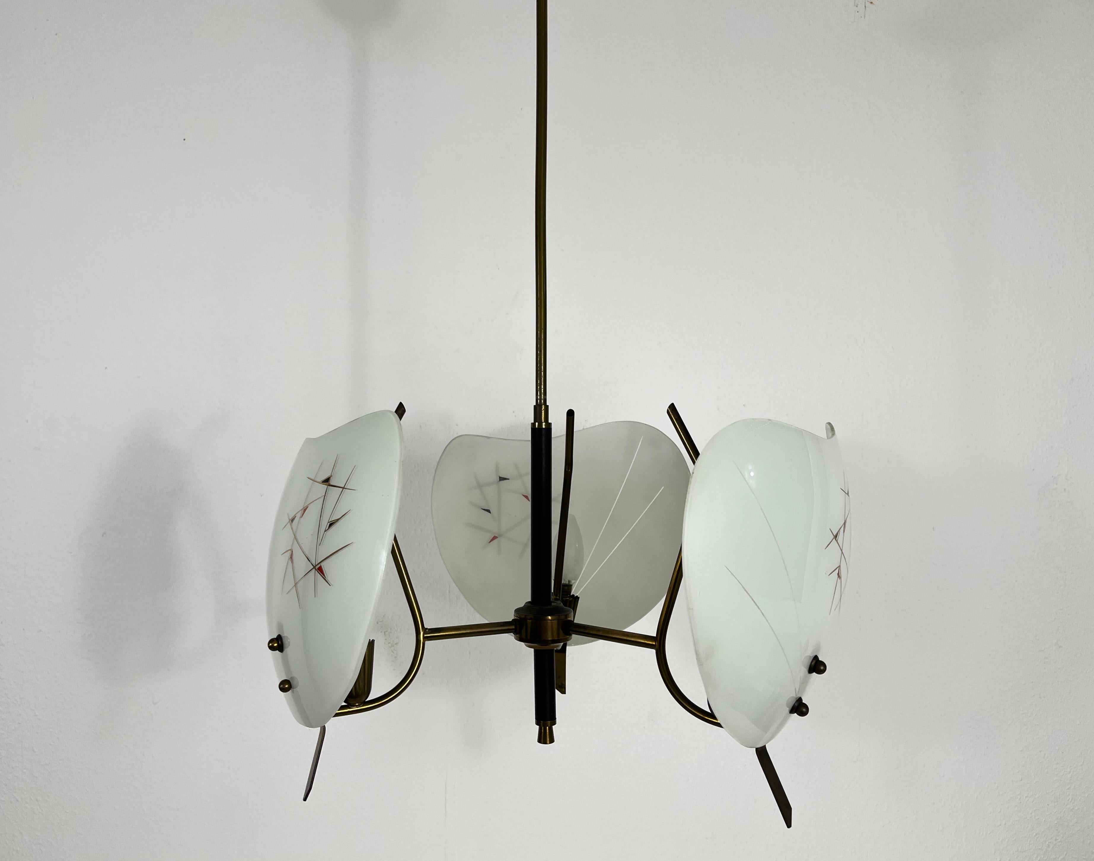 Italienischer 3-armiger Sputnik-Kronleuchter aus Messing und Glas aus der Mitte des Jahrhunderts, 1950er Jahre (Moderne der Mitte des Jahrhunderts) im Angebot