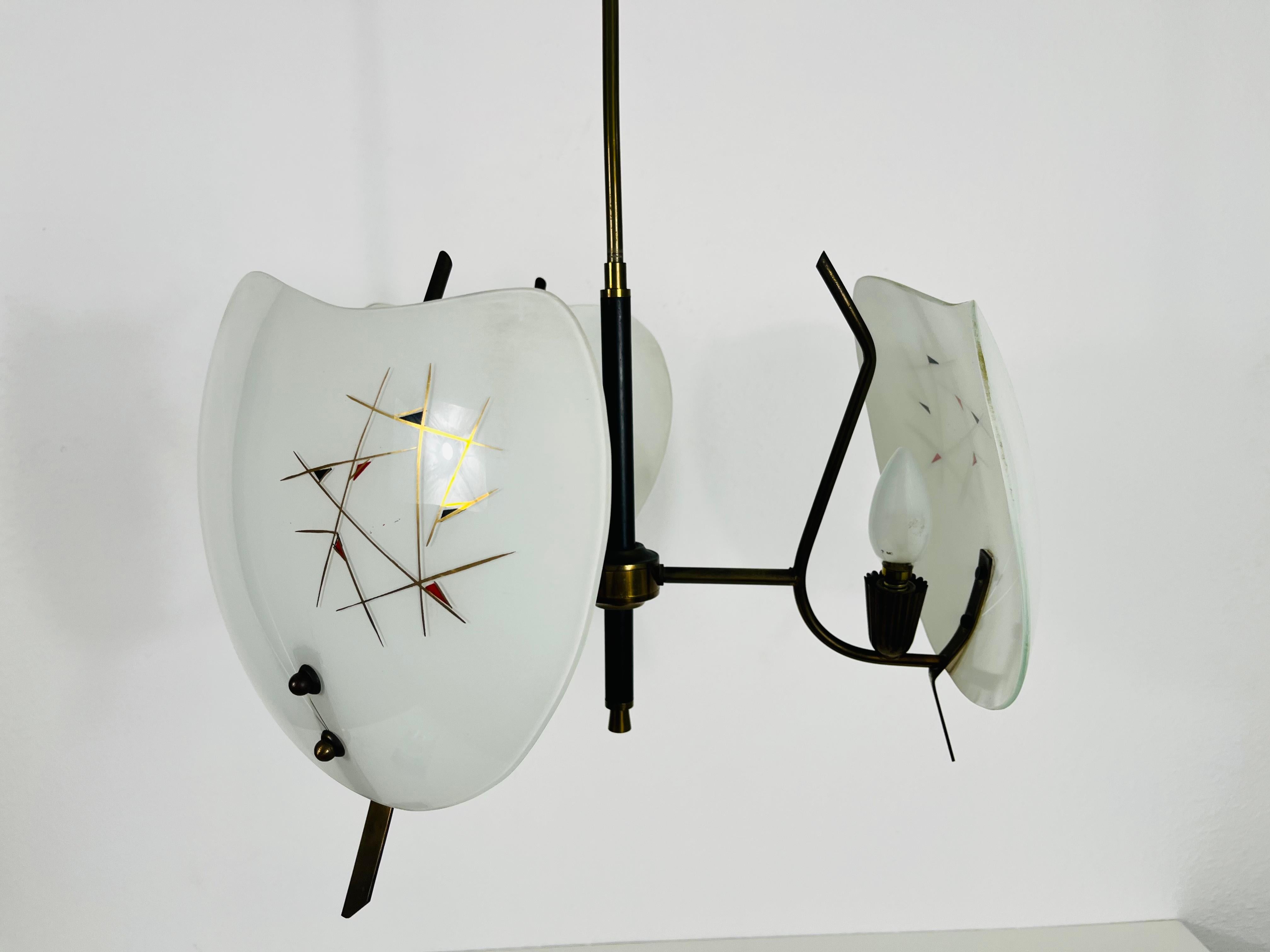 Italienischer 3-armiger Sputnik-Kronleuchter aus Messing und Glas aus der Mitte des Jahrhunderts, 1950er Jahre (Mitte des 20. Jahrhunderts) im Angebot