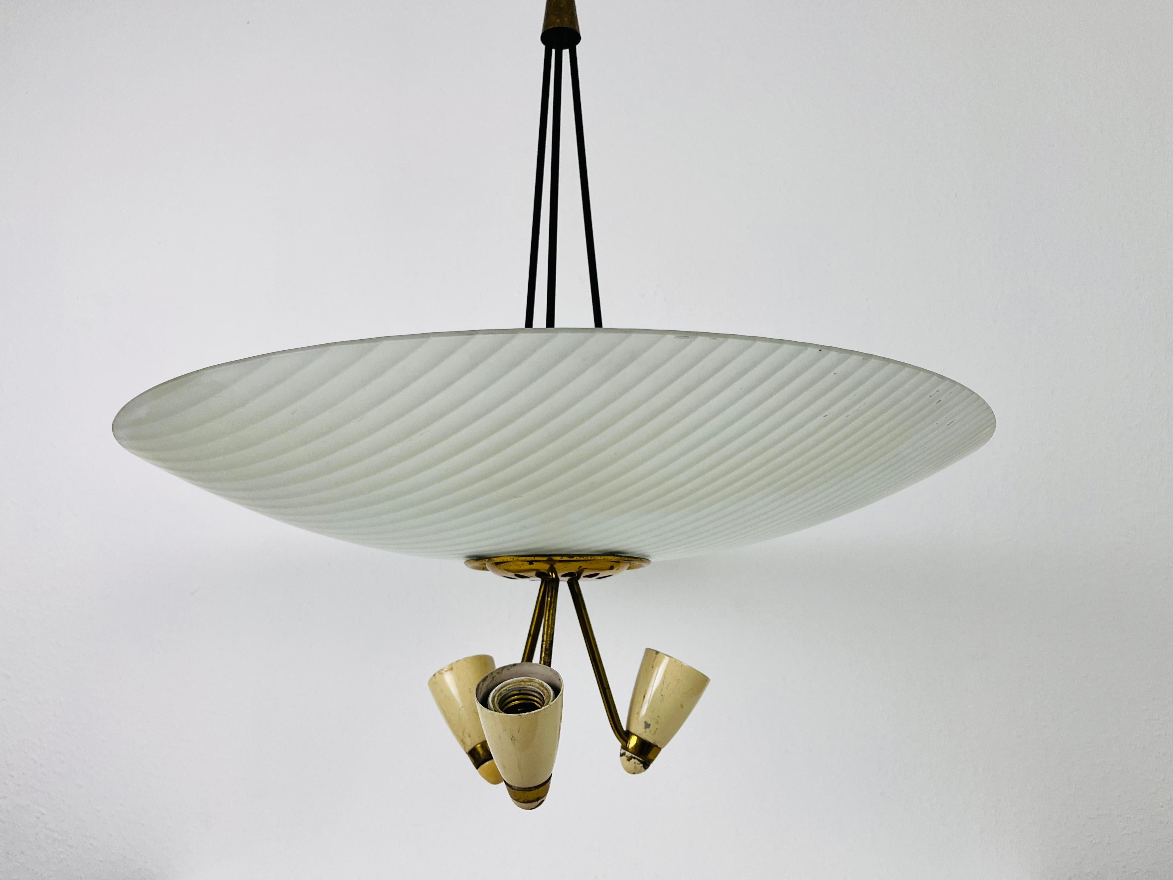 Italian Midcentury Brass and Glass Chandelier, 1950s In Good Condition For Sale In Hagenbach, DE