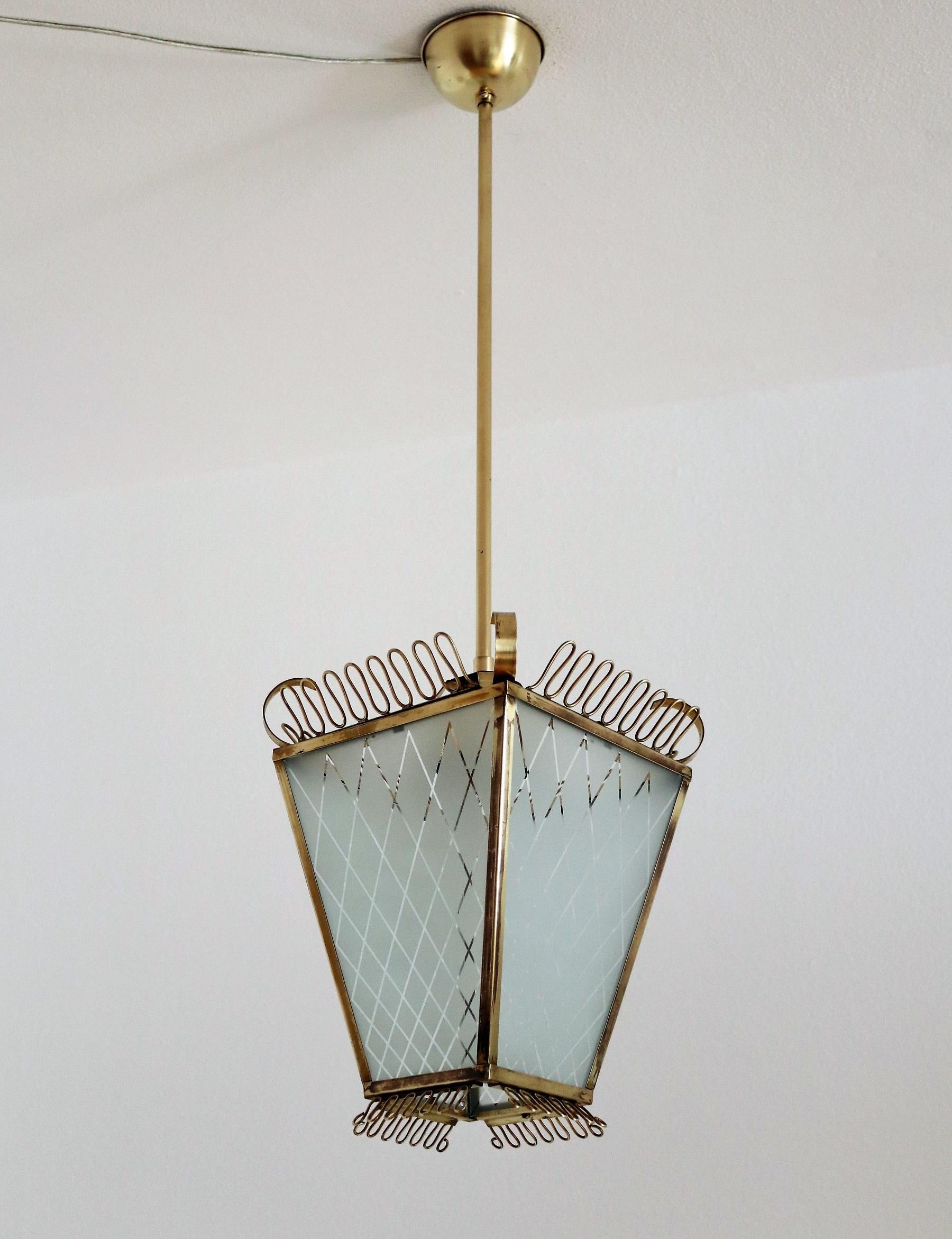 Beautiful tiny pendant lamp or lantern with handcrafted glass and brass details.
Made in Italy in the 1950s.
The lantern have been completely disassembled, checked and cleaned and is in very good vintage and working condition.
The wiring and the