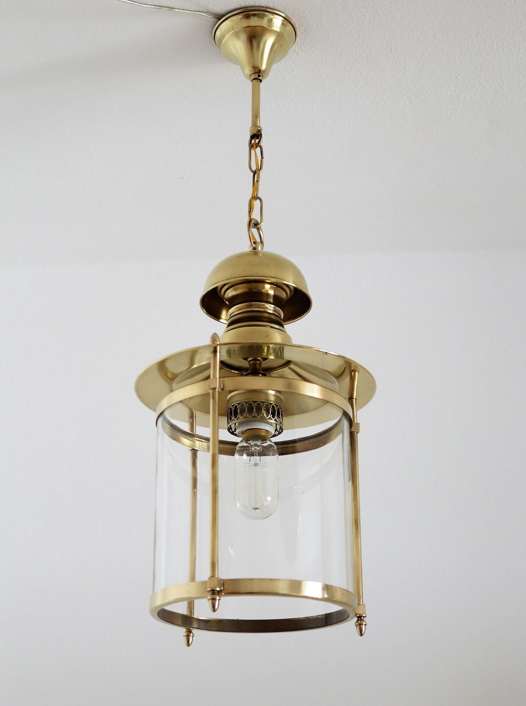 Magnifique lanterne ou lampe suspendue de la fin du milieu du siècle italien, fabriquée dans les années 1960-1970.
La lampe suspendue est en verre transparent, les détails dorés sont en laiton, avec la rosace et la chaîne d'origine.
Très bon état